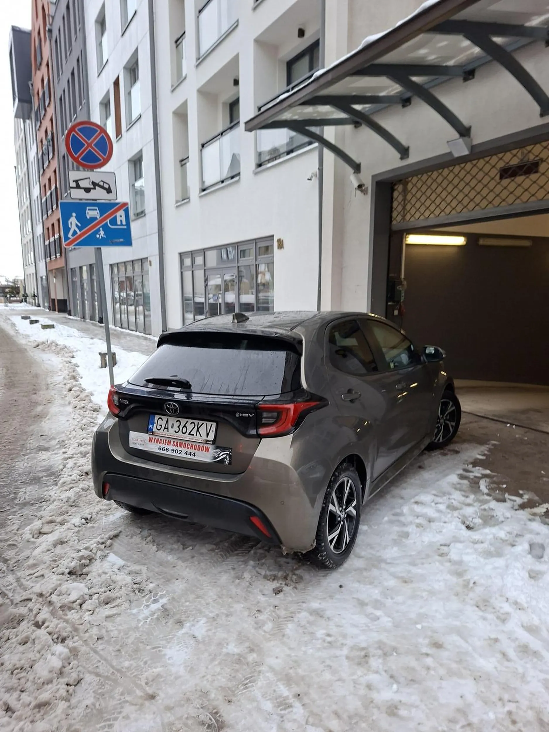 Zaparkowanie przed bramą wjazdową do podziemnego parkingu hotelowego w Elblągu 01.01.2026.jpg