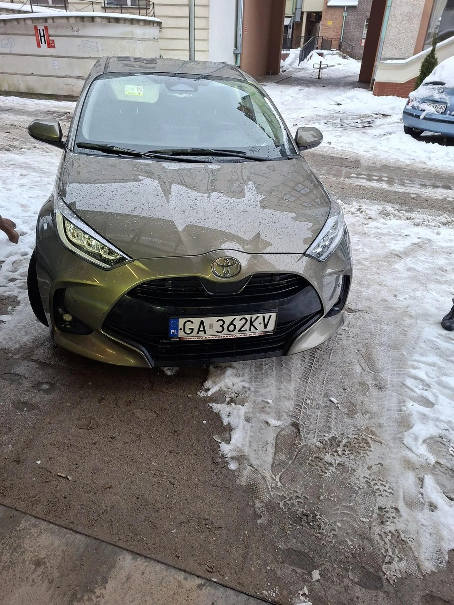 Zaparkowanie przed bramą wjazdową do podziemnego parkingu hotelowego w Elblągu 01.01.2026.jpg