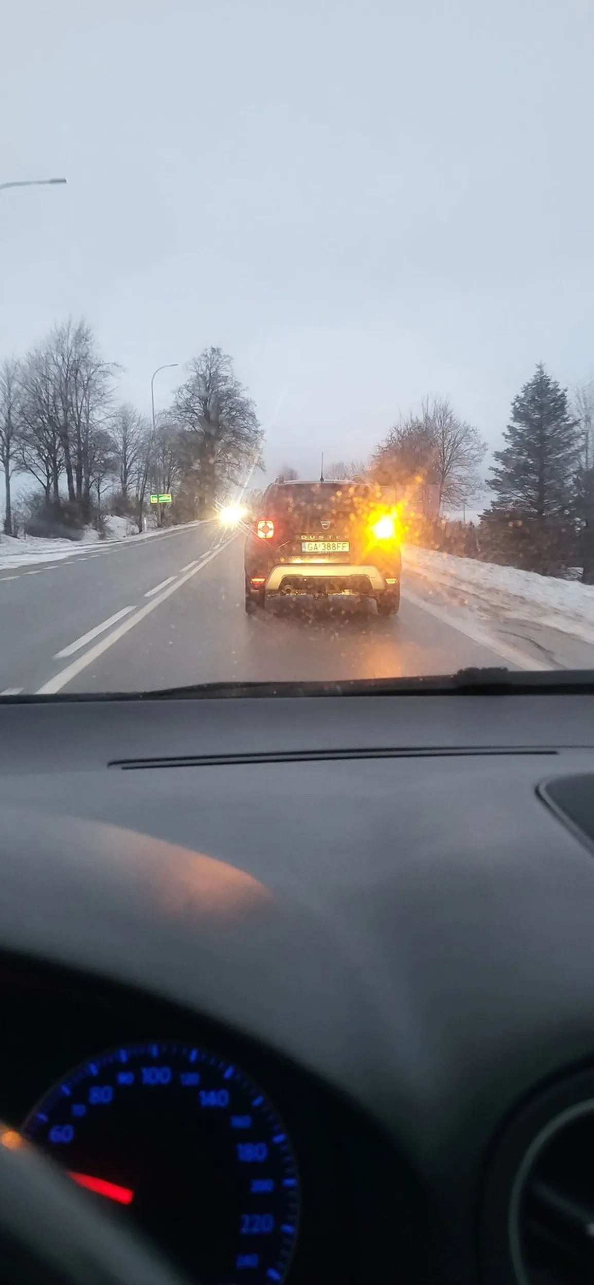 Jeździ tragicznie na obowiązującej 70 jedzie max 50 i co chwilę hamuje a nic przed nim nie jedzie