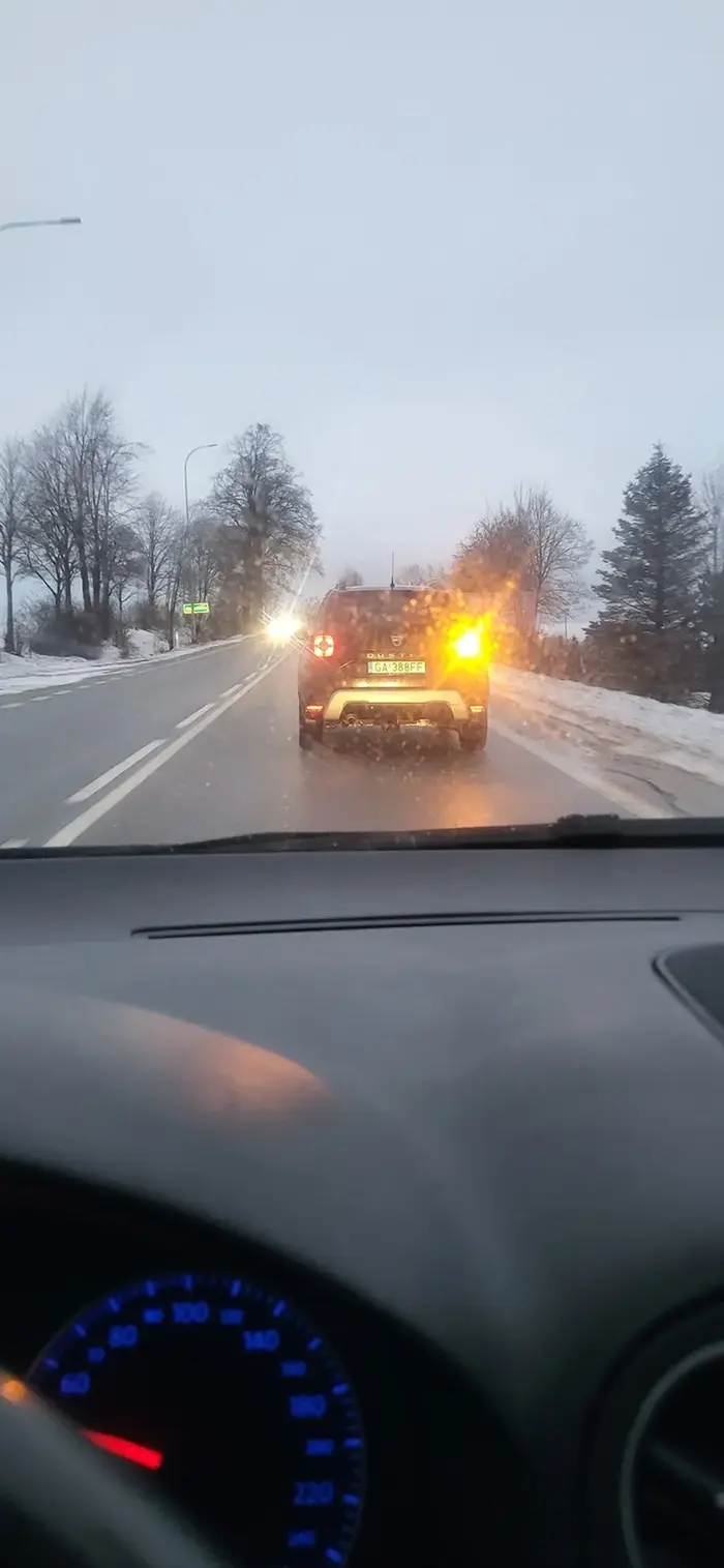 Jeździ tragicznie na obowiązującej 70 jedzie max 50 i co chwilę hamuje a nic przed nim nie jedzie