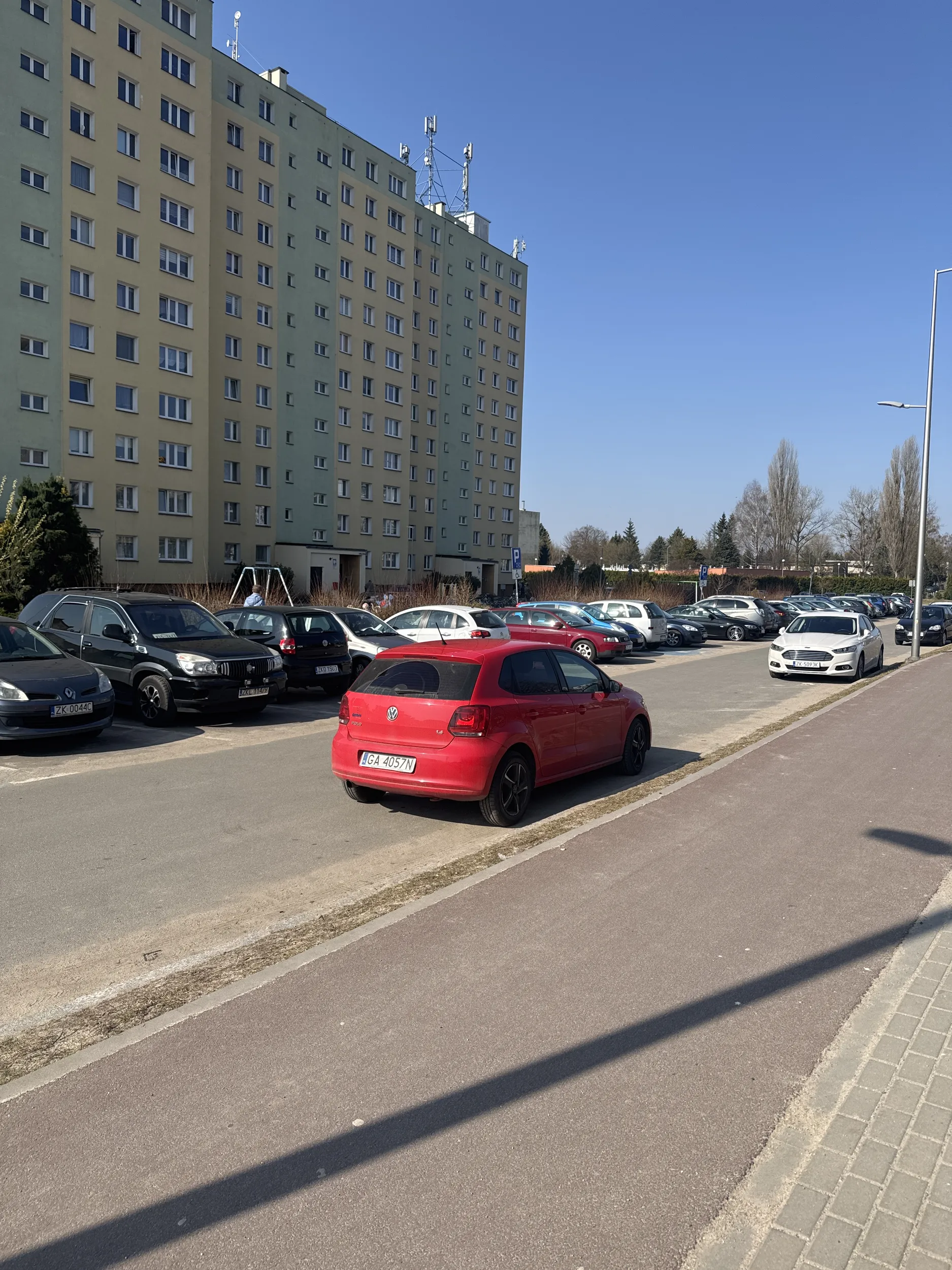 oddziałowa nie potrafi parkować prostopadle na ulicy chalubinskiego przed szkołą