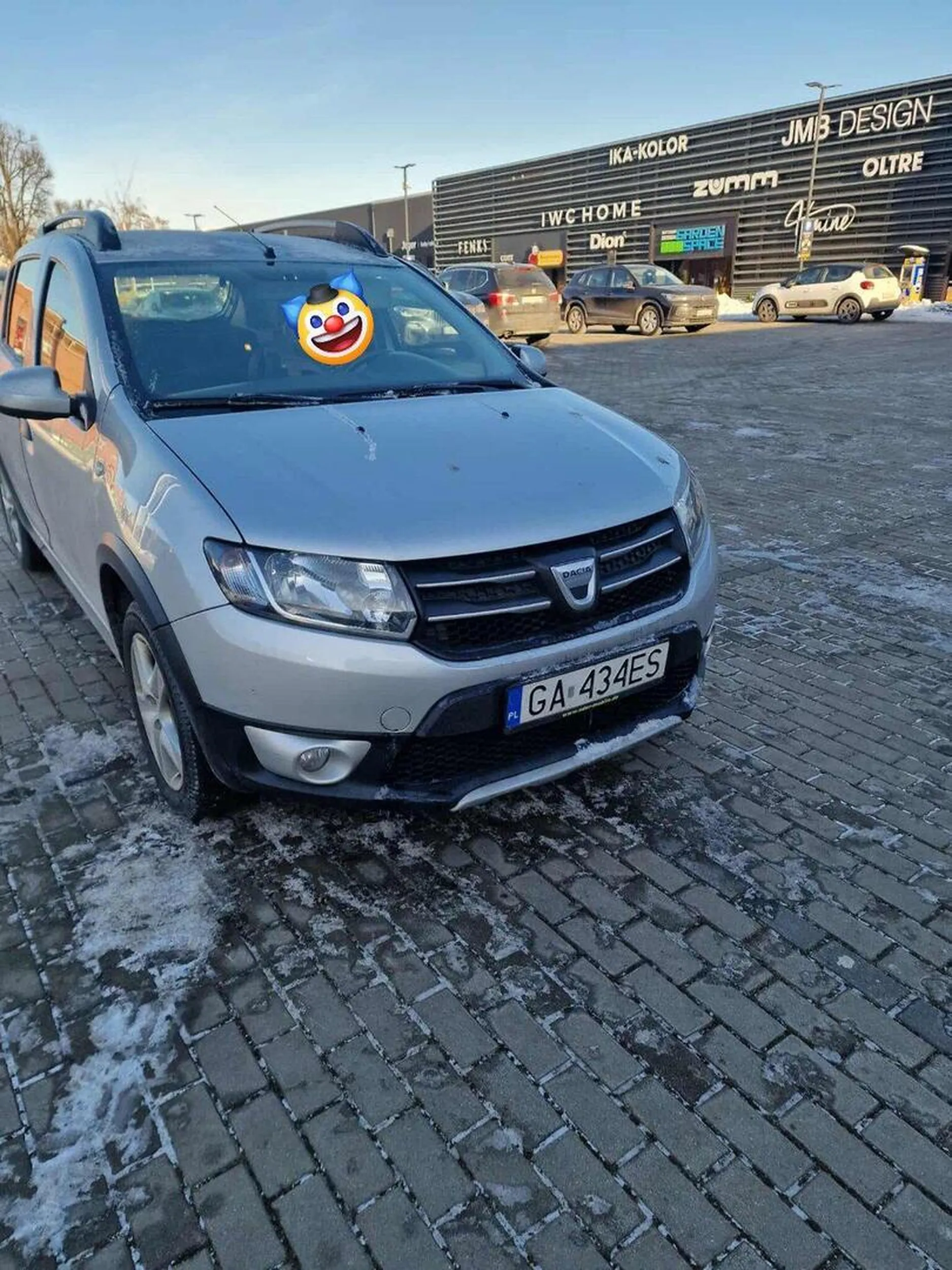 Niemądra kobieta, żeby ominąć 5 samochodów do zjazdu, pojechała chodnikiem dobre 100 metrów, prawie mnie potrącając. Wisienką na torcie było zaparkowanie na 4 miejscach po tym ekscytujacym manewrze. Uważajcie!