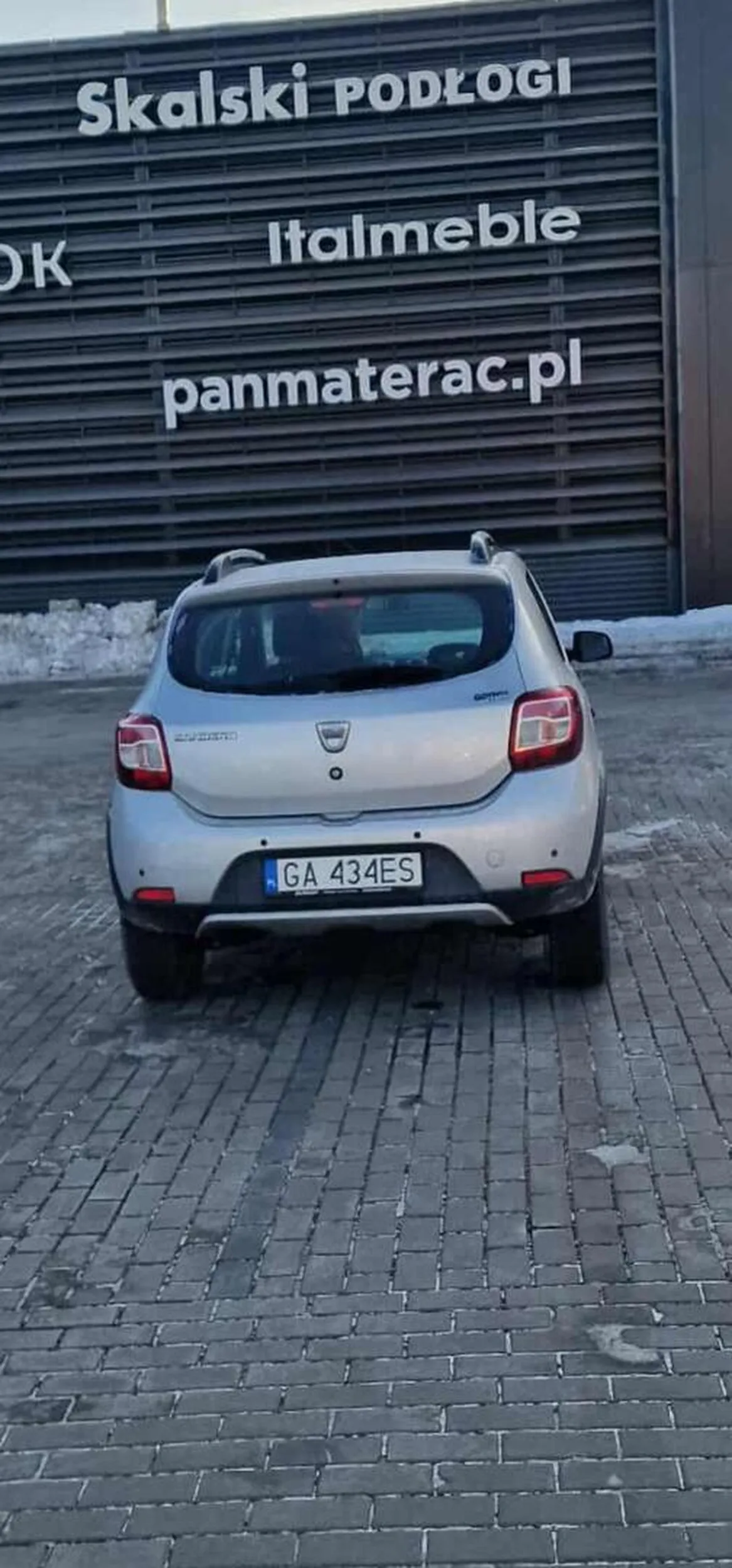 Niemądra kobieta, żeby ominąć 5 samochodów do zjazdu, pojechała chodnikiem dobre 100 metrów, prawie mnie potrącając. Wisienką na torcie było zaparkowanie na 4 miejscach po tym ekscytujacym manewrze. Uważajcie!