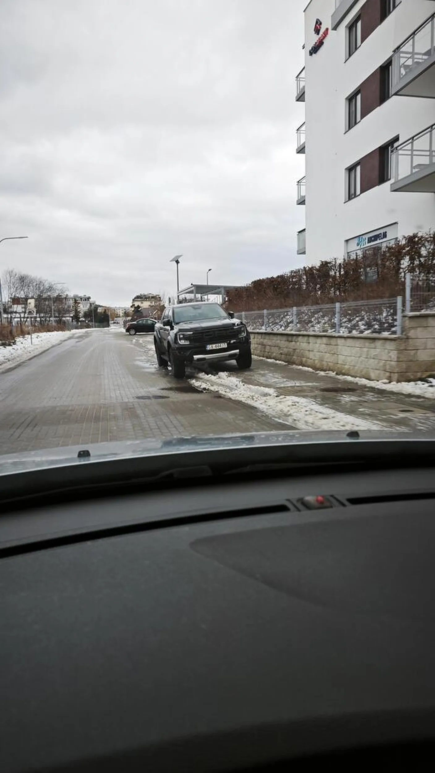 Rozjeżdża i niszczy chodnik, blokuje ruch. Rumia - ul.Zeglarzy Osiedle Archipelag