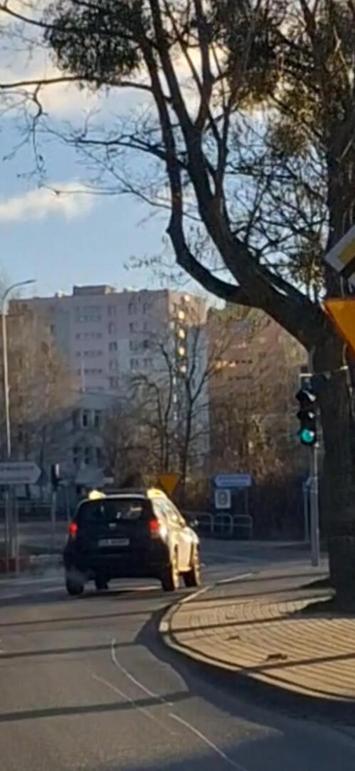 Stoi jak dupa na zielonym a jak sie zapala czerwone to jedzie