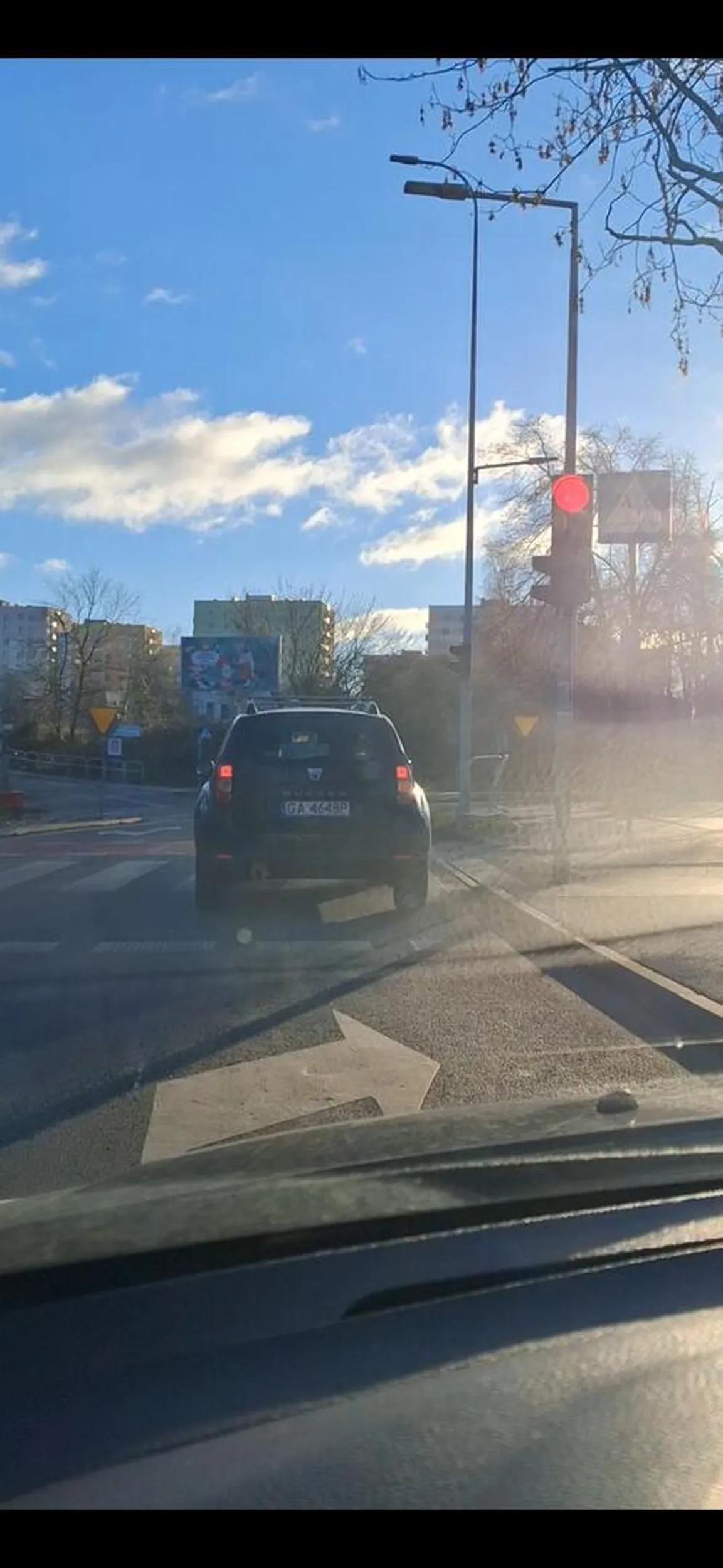 Stoi jak dupa na zielonym a jak sie zapala czerwone to jedzie