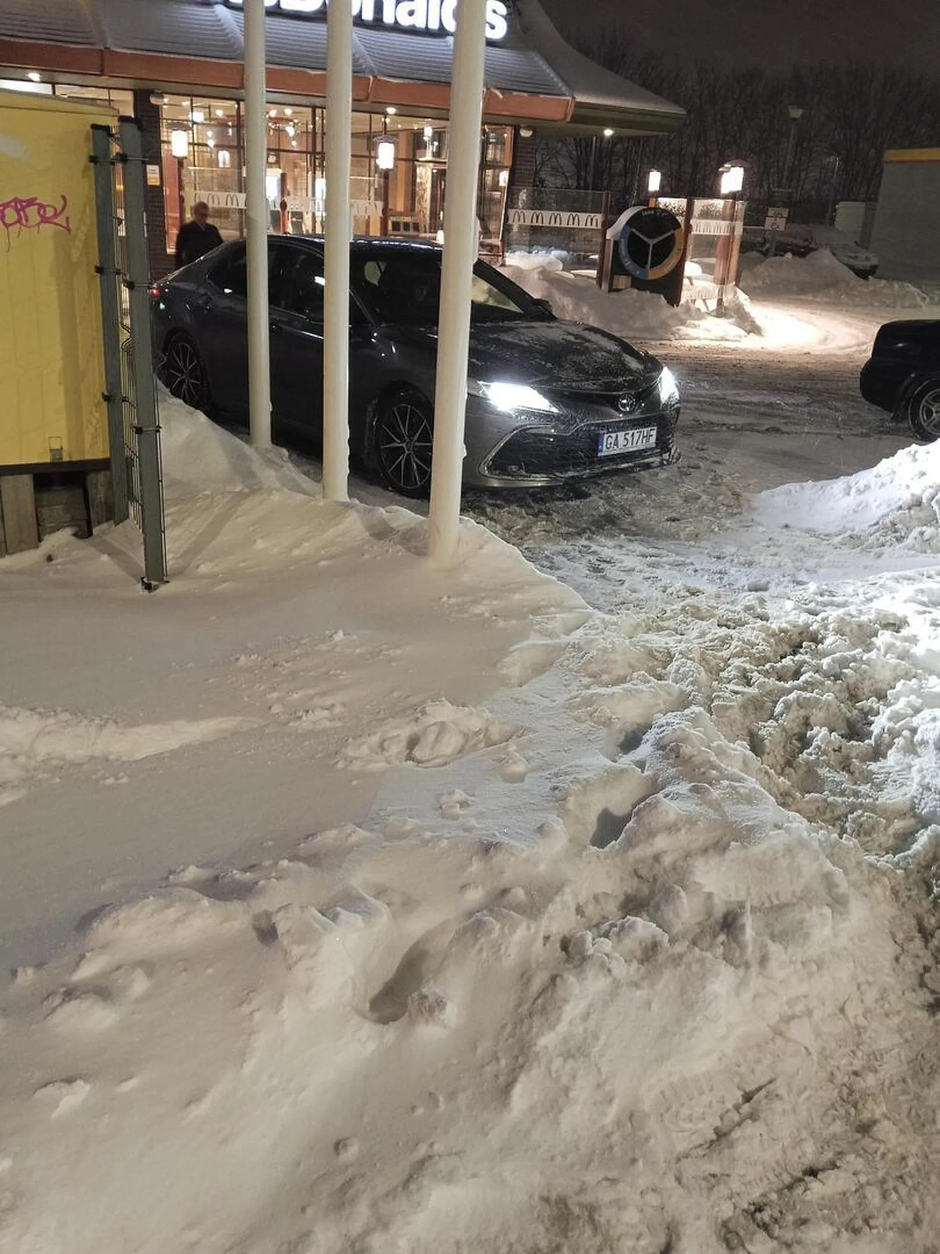 Kobieta w toyocie nie potrafi poprawnie zaparkować auta. Widać że dostała prawojazdy w chipsach