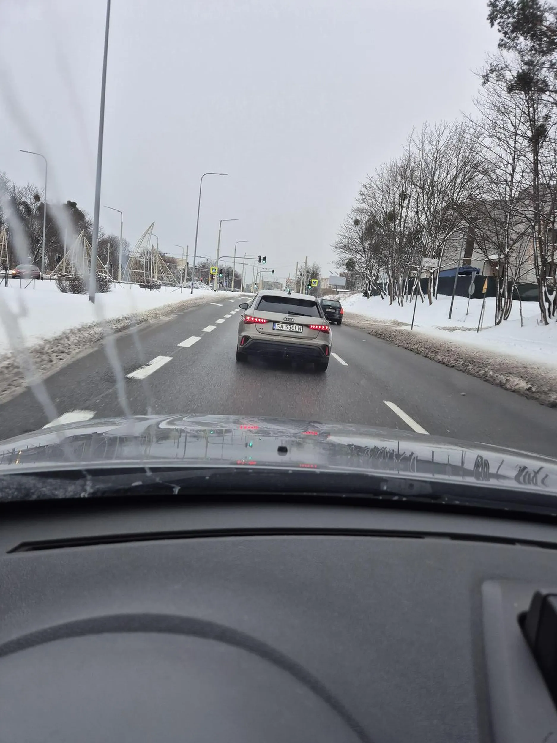 Kierowca bardzo agresywny. Najpierw wyhamowywal innych kierowców, jak zaczal stwarzać zagrożenie na prawym pasie, to zaczęłam go wyprzedzać, pan kierowca chyba poczuł sie urażony i widząc, ze go wyprzedziłam, nagle gwałtownie przyspieszył, wyprzedził i wjechal mi centralnie przed maskę wyhamowujac do zera, zaczal blokować, nie dając możliwości wyminiecia go w żaden sposob, jeżdżąc totalnie jak pirat drogowy. Jak udalo mi sie zjechać z prawego pasa na lewy to nagle pan zaczal stwarzać zagrożenie na lewym pasie. Mam nagranie z tej sytuacji, ktora trafia na policje. A do kierowcy tak krótka informacja, pamietaj ze nie wiesz kto siedzi w samochodzie, nawet nie miałeś pojecia czy razem ze mna z tyłu nie znajduje sie dziecko, mam nadzieje ze zabiora ci dożywotnio prawo jazdy, bo stwarzasz zagrożenie i to widac nie pierwszy raz