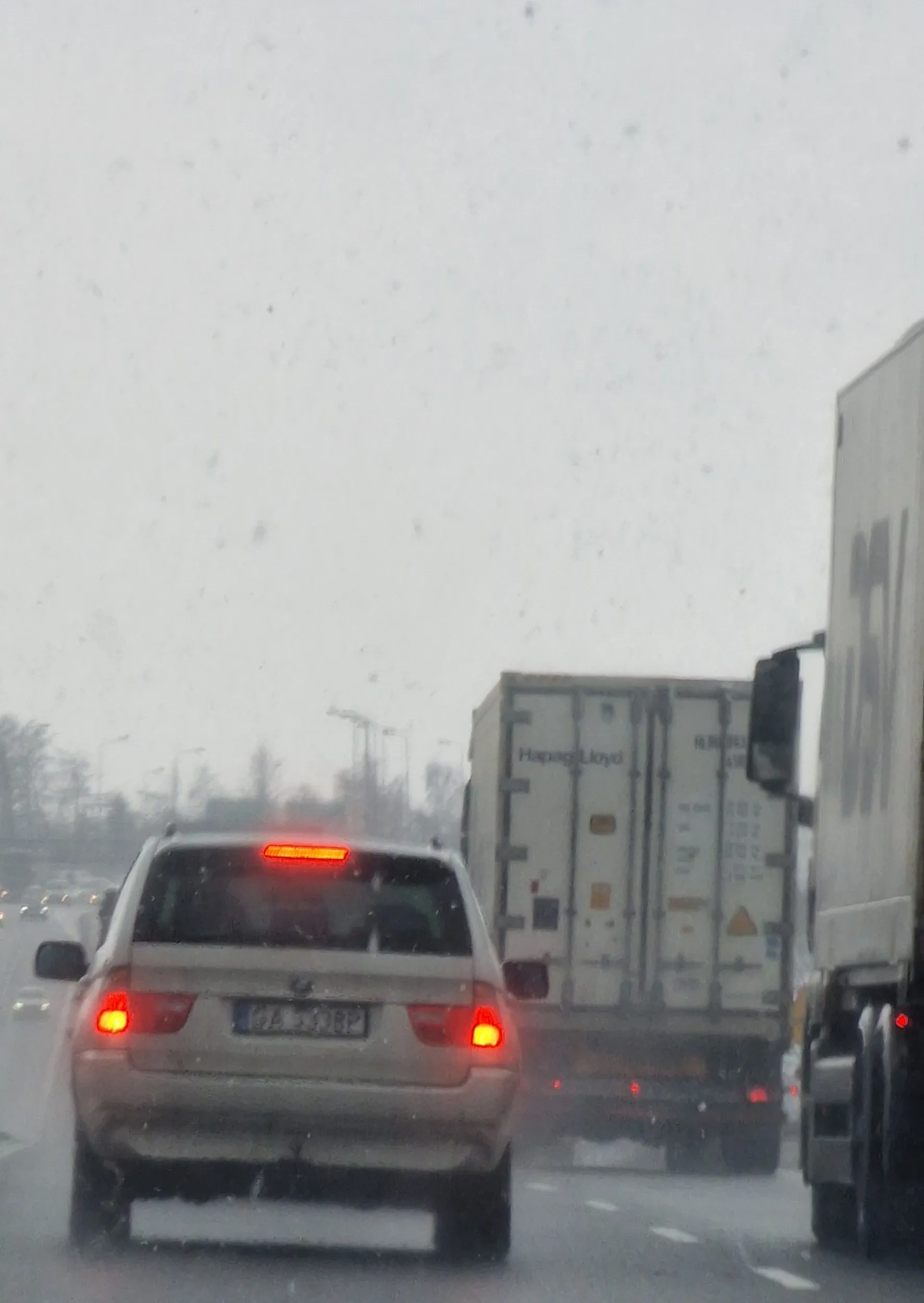 Pogoda jak widać, ślisko, marznący deszcz a na jezdni błoto. Kierowca, stary dziad- potencjalny morderca, wjeżdza prawego pasa z impetem między hamujące na lewym pasie samochody i sam awaryjnie hamuje żeby sie nie wbić w poprzedzajace (juz hamujące) auto. Prawym pasem za wolno bo TIRy a na lewym przecież jest miejsce bo kierowcy jadą w miare przepisowo zachowując bezpieczne odstępy. Zostawiam ten komentarz dla policji, prokuratury lub potencjalnych ofiar tego idioty. Kwestia czasu.  A no tak marka BMW zobowiązuje.