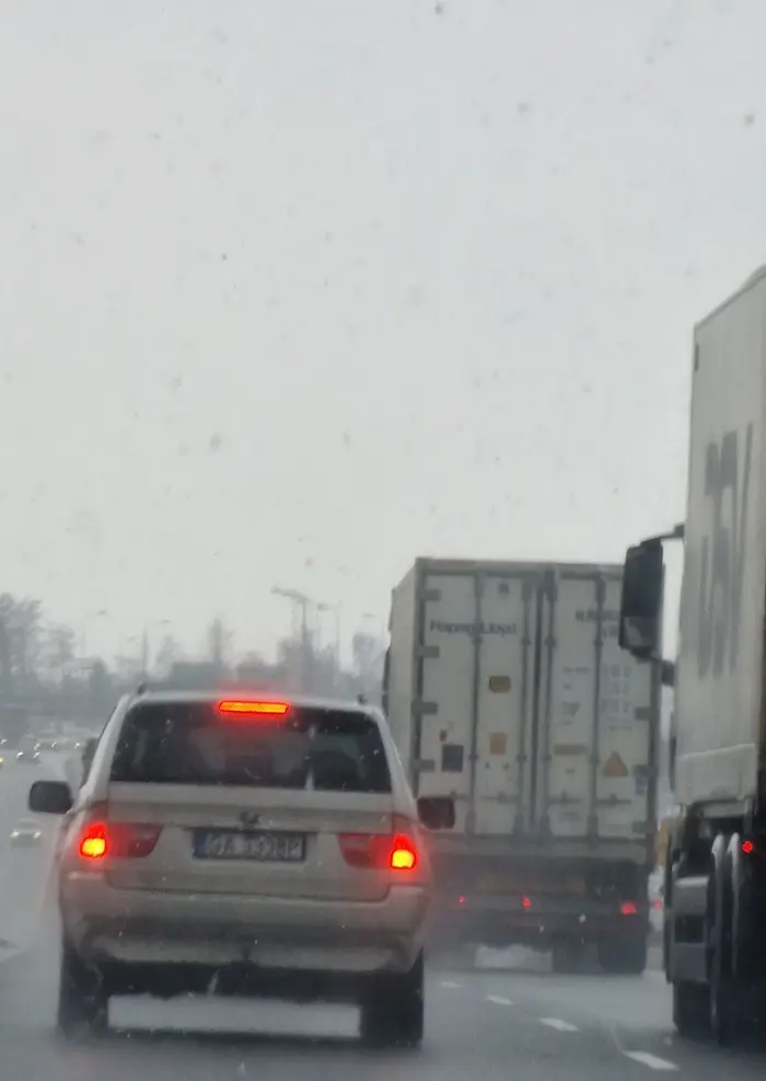 Pogoda jak widać, ślisko, marznący deszcz a na jezdni błoto. Kierowca, stary dziad- potencjalny morderca, wjeżdza prawego pasa z impetem między hamujące na lewym pasie samochody i sam awaryjnie hamuje żeby sie nie wbić w poprzedzajace (juz hamujące) auto. Prawym pasem za wolno bo TIRy a na lewym przecież jest miejsce bo kierowcy jadą w miare przepisowo zachowując bezpieczne odstępy. Zostawiam ten komentarz dla policji, prokuratury lub potencjalnych ofiar tego idioty. Kwestia czasu.  A no tak marka BMW zobowiązuje.