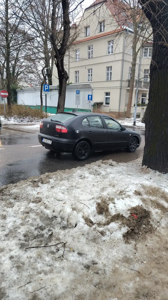 Ulep z dziurawym tłumikiem i kierowca pałujący silnik. Nie polecam