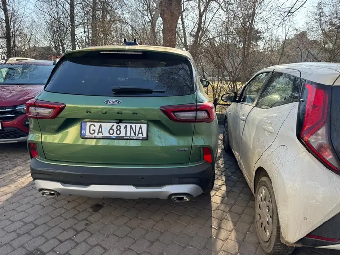 Szanowny kierowca nie potrafi zaparkować swojej tłustej dupy w taki sposób aby nie utrudniać przy tym życia innym ludziom, którzy mieli trochę więcej farta w swoim życiu i nie muszą jeździć na gdyńskich blachach. A żeby ci się but rozwiązał