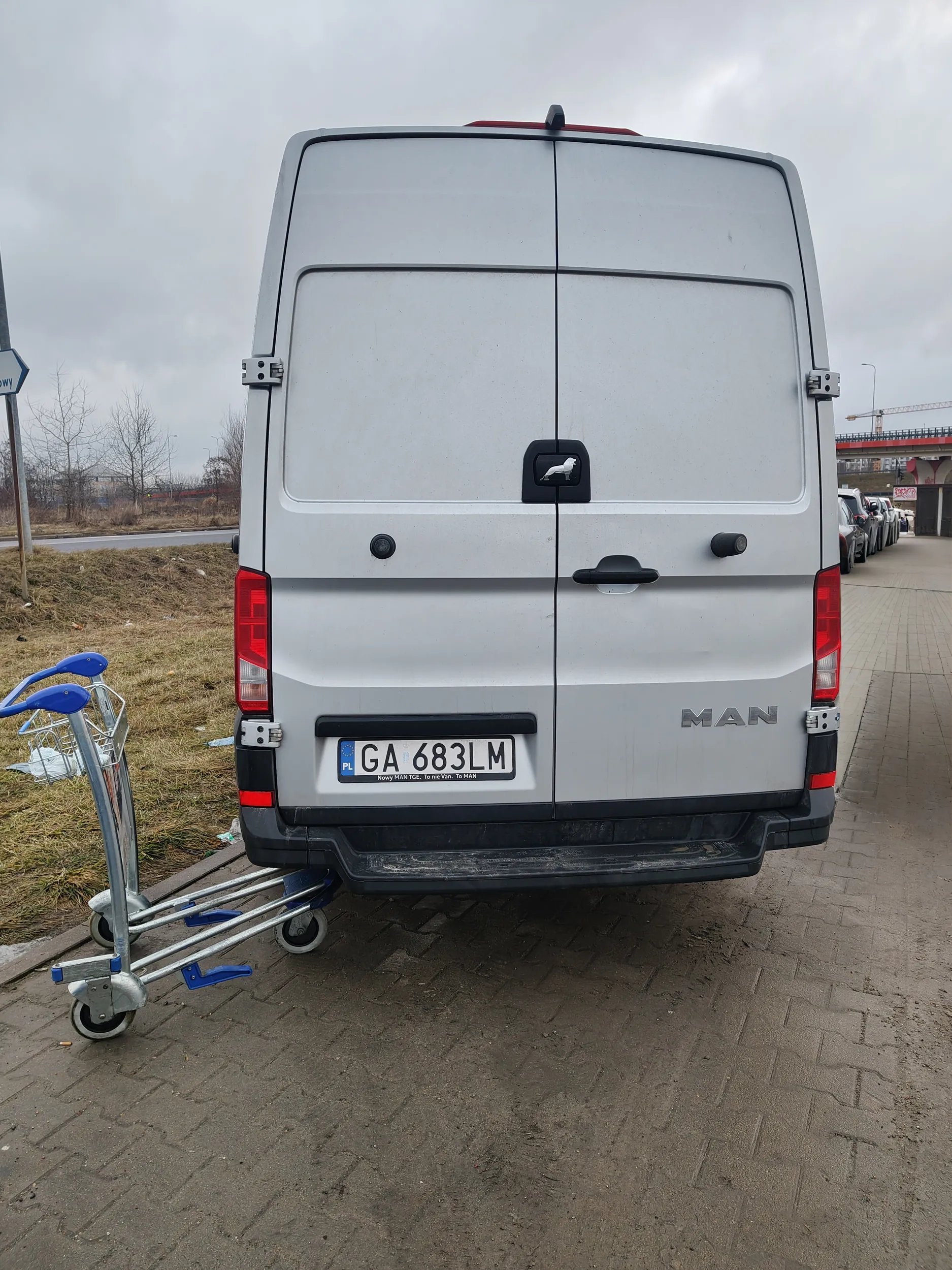 Kierowca zastawia drogę wyjazdową, a jednocześnie wjeżdża swoim busem na pas zieleni.