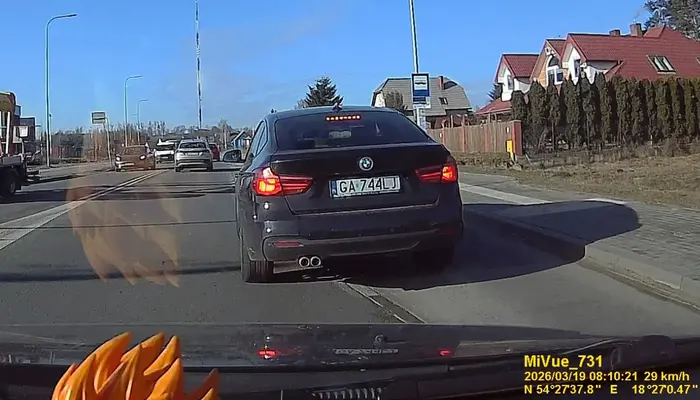 Lubi wymuszać pierwszeństwo a później jeszcze hamuje i toruje drogę. Na końcu lubi pokazać kulturę jaką wyniósł z domu. Jak ktoś chce zrobić przedni zderzak to polecam sprzedającego.