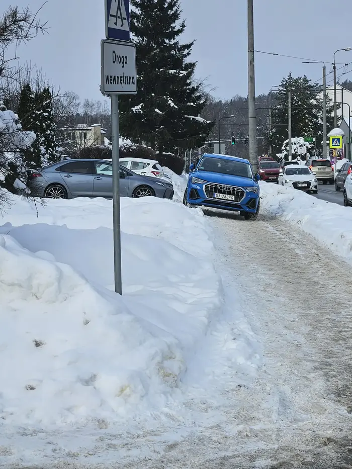 Baba bystra jak woda w toalecie jeździ po chodniku i nie widzi w tym problemu. Zastawienie zaśnieżonego chodnika i jeżdżenie ludziom po piętach (dosłownie) nie stanowi dla niej problemu, bo "to tylko na chwileczkę"