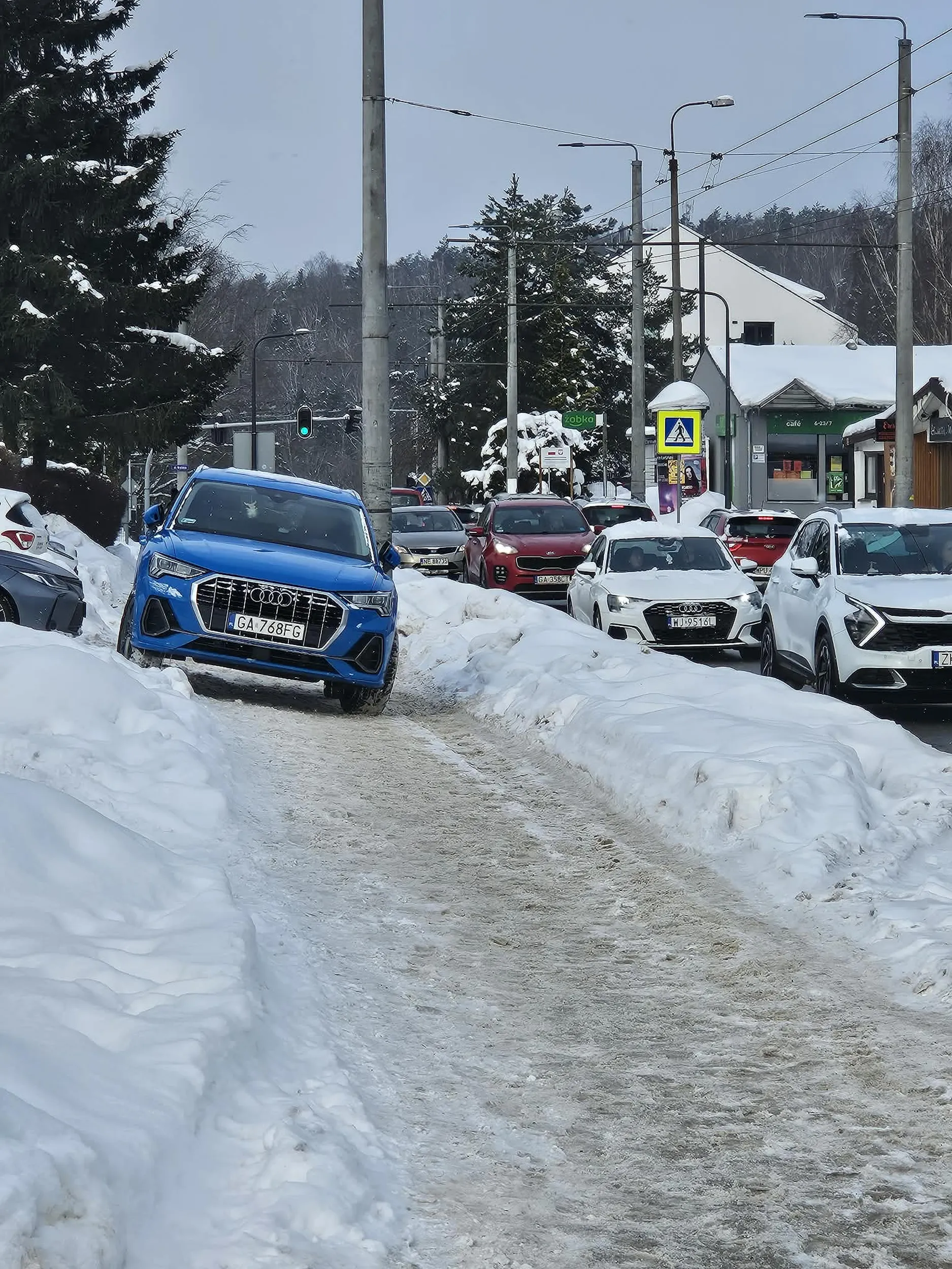 Baba bystra jak woda w toalecie jeździ po chodniku i nie widzi w tym problemu. Zastawienie zaśnieżonego chodnika i jeżdżenie ludziom po piętach (dosłownie) nie stanowi dla niej problemu, bo "to tylko na chwileczkę"