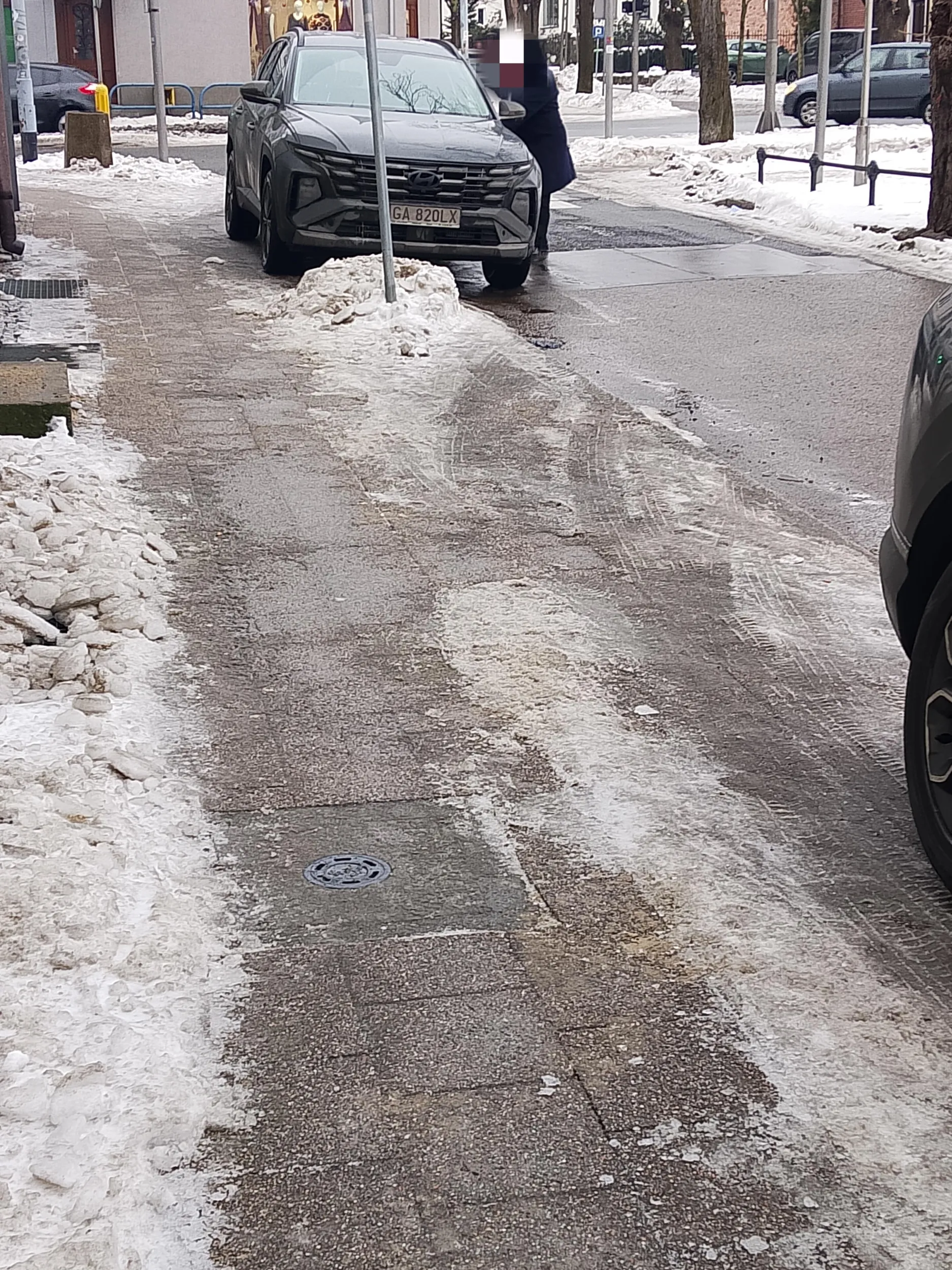 Nie wierzę w ludzi jak widzę takie rzeczy chłop przed znakiem upowarzniającym do parkowania staje i jeszcze jakiś metr od przejścia dla pieszych