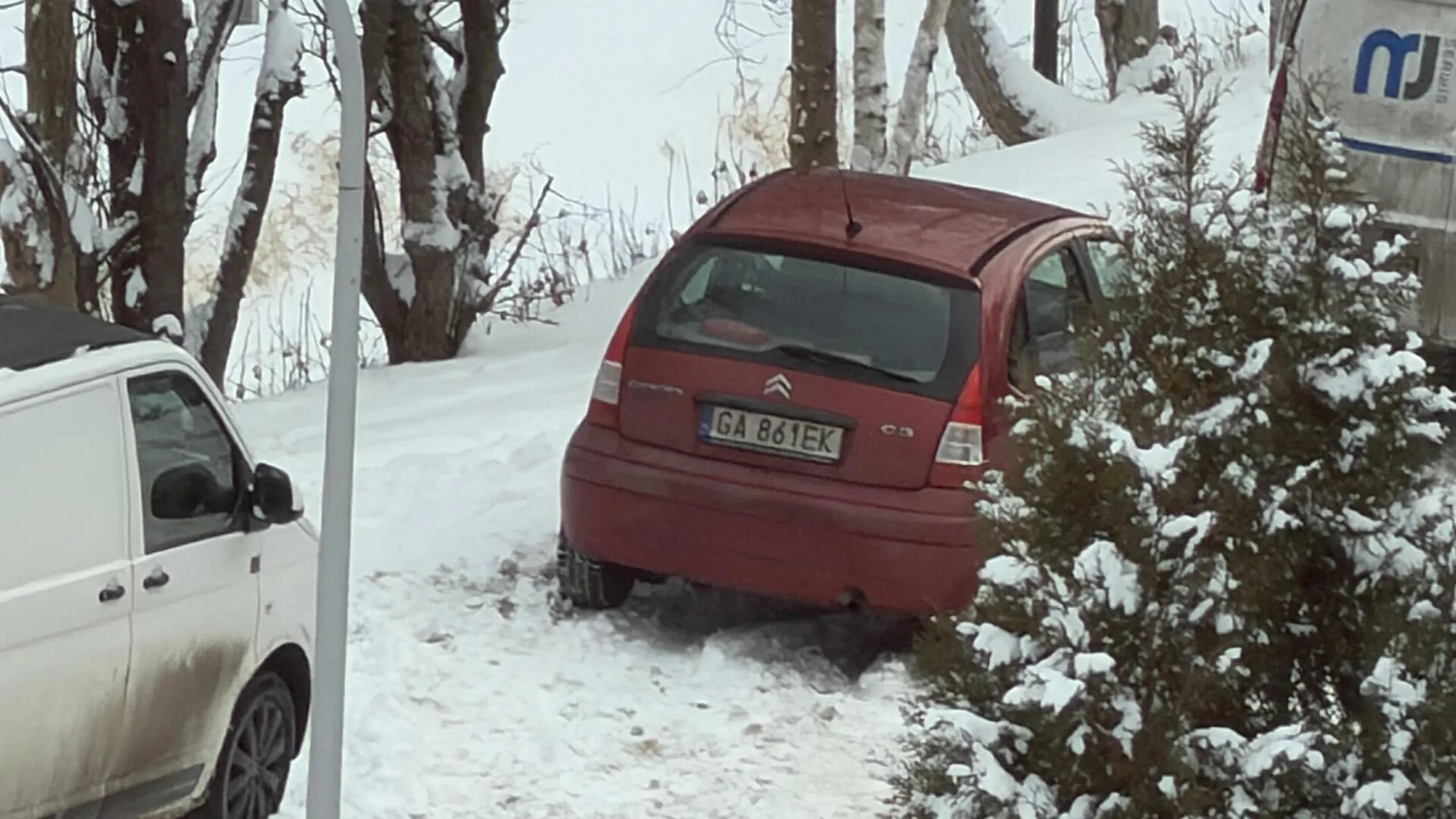 Parkowanie na zakazie zatrzymywania się w wąskiej uliczce. Nieładnie.