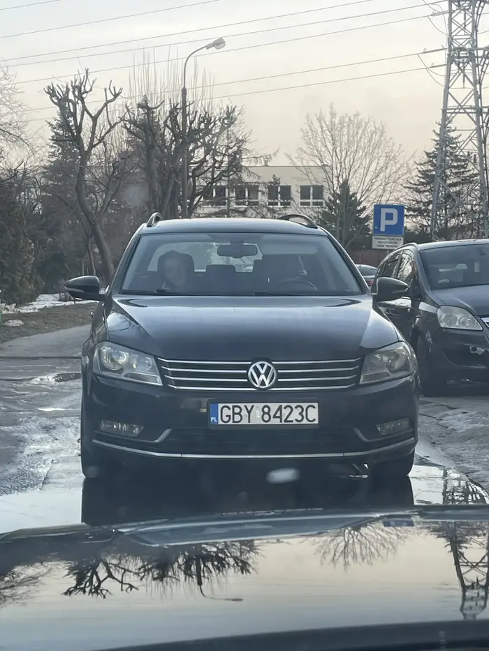 Prostak na drodze brak kultury kierowcy. Zaparkował na wjeździe i wysiadł i zostawił samochód