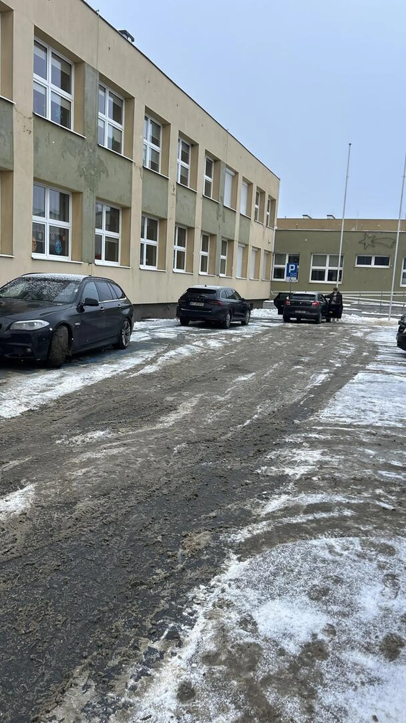 Proszę nie zastawiać miejsca dla niepełnosprawnych. 40 metrów dalej są zawsze wolne miejsca. Z tego basenu korzystają ludzie z poważnymi niepełnosprawnościami i to jest zwykłe chamstwo tak stawać.