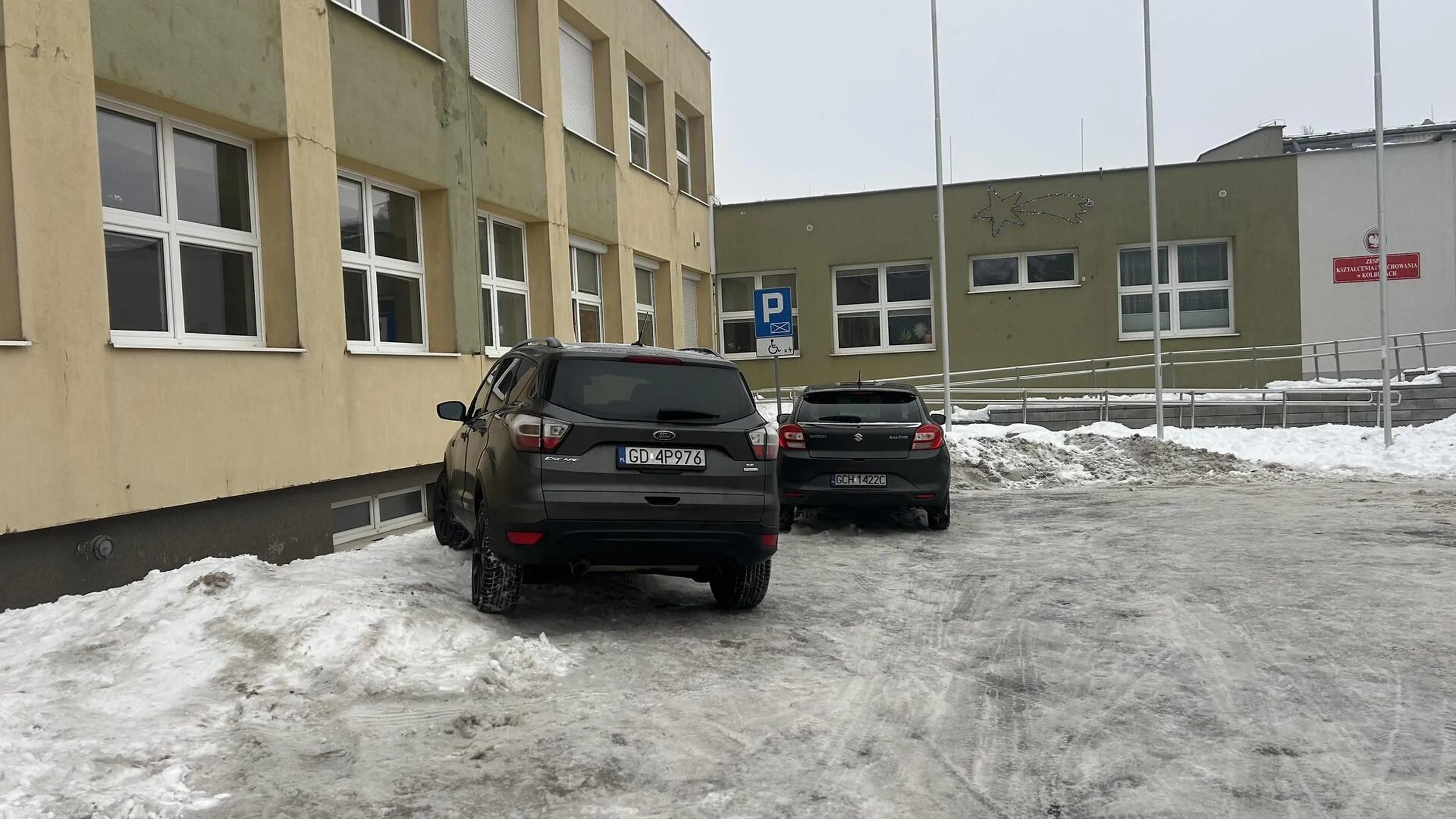 Proszę nie zastawiać miejsca dla niepełnosprawnych. 40 metrów dalej są zawsze wolne miejsca. Z tego basenu korzystają ludzie z poważnymi niepełnosprawnościami i to jest zwykłe chamstwo tak stawać.