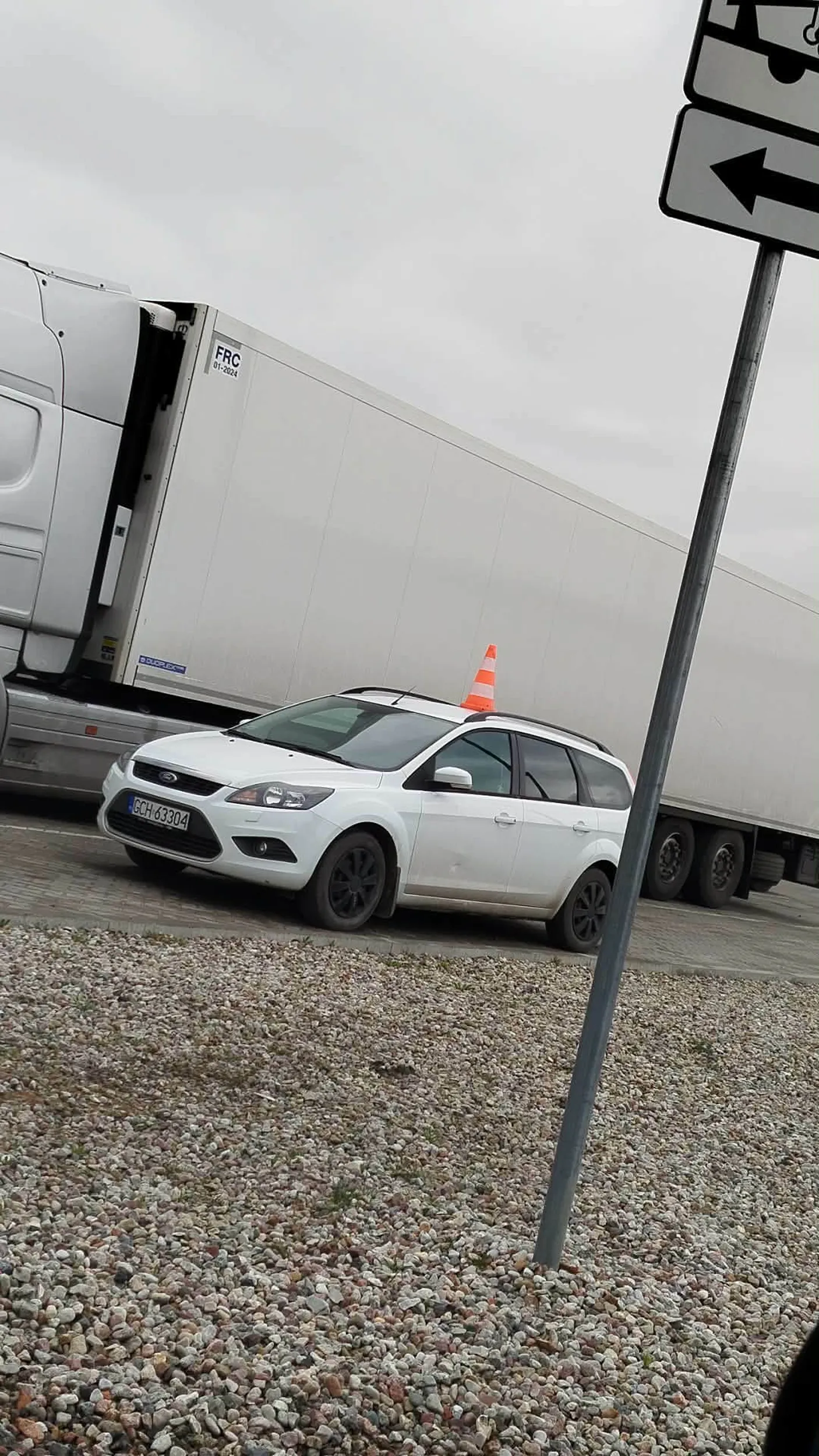 Kierowca bawi się w pojazd uprzywilejowany