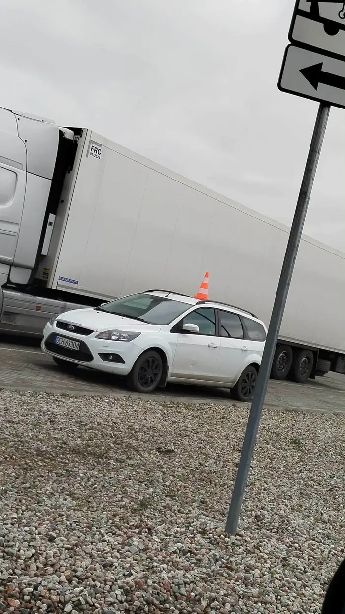 Kierowca bawi się w pojazd uprzywilejowany