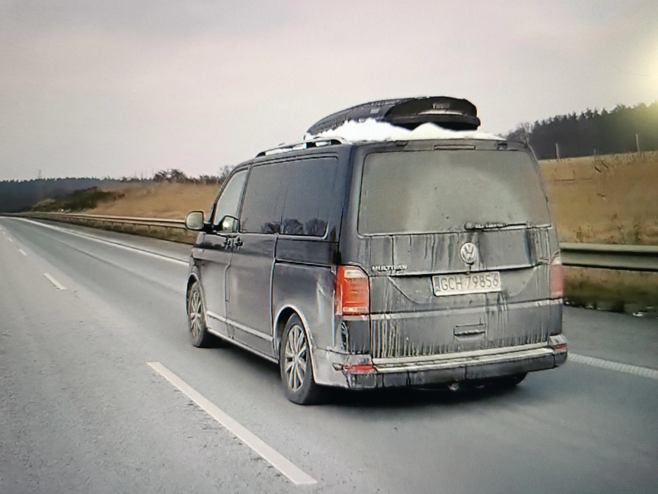 Gratuluję tego śniegu zamarzniętego na aucie... Widać mało razu w telewizji pokazują czym się to kończy dla tego auta z tyłu. Ty pojedziesz dalej nawet nie wiedząc, że komuś krzywdę zrobiłeś...