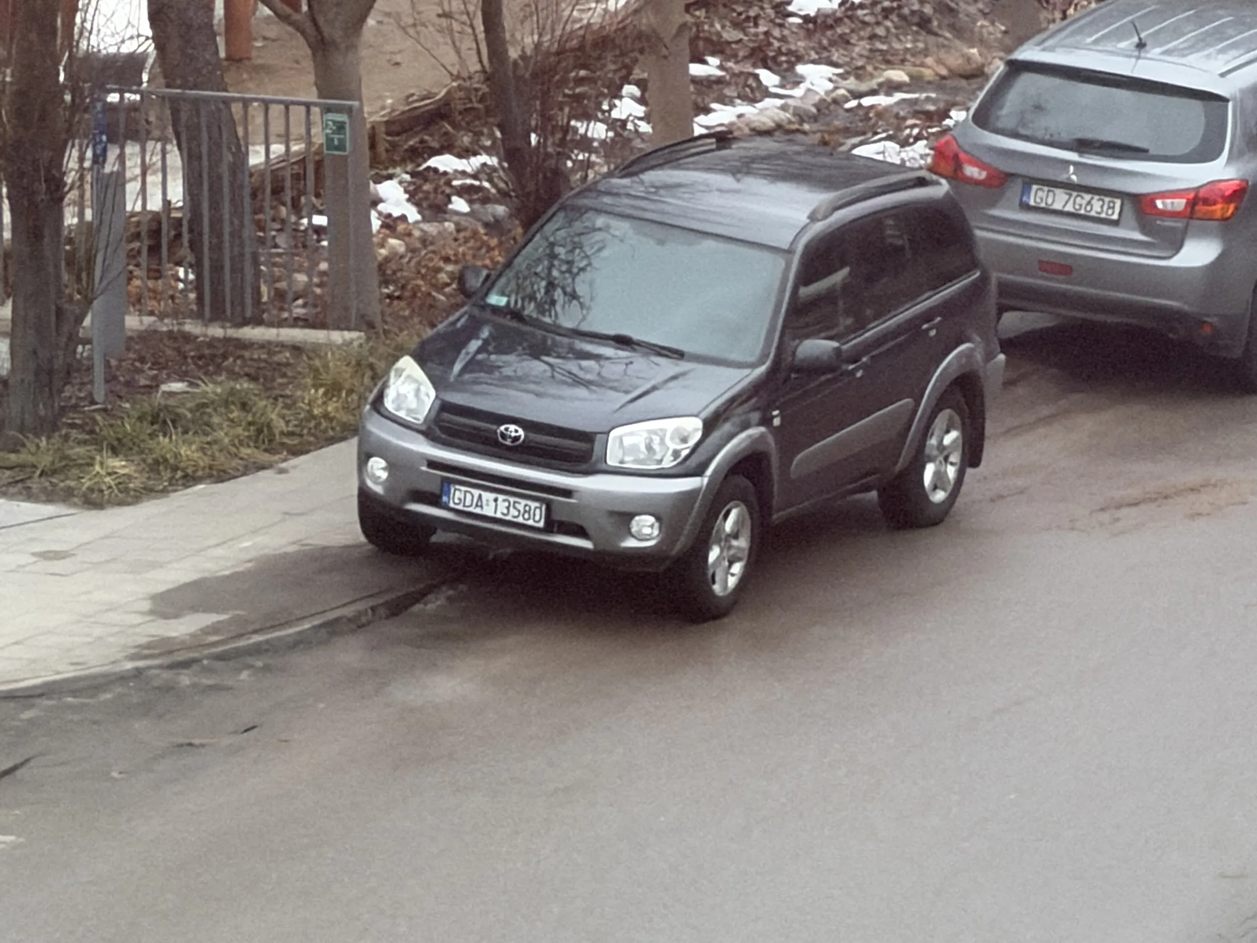 Brak odpowiedniej ilości miejsca dla pieszych na chodniku a przy okazji parkowanie na zakazie zatrzymywania się !