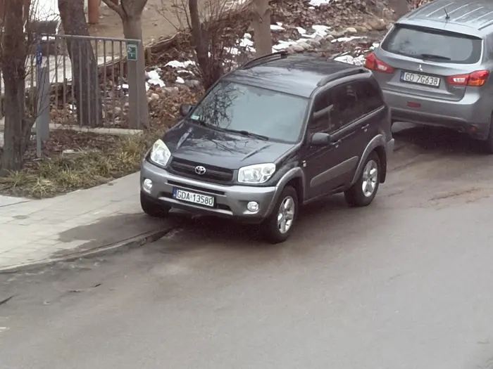 Brak odpowiedniej ilości miejsca dla pieszych na chodniku a przy okazji parkowanie na zakazie zatrzymywania się !