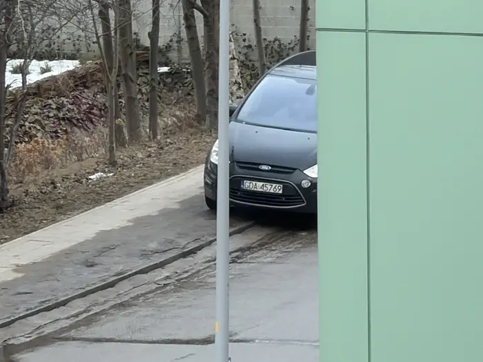 Brak odpowiedniej ilości miejsca dla pieszych na chodniku a przy okazji parkowanie na zakazie zatrzymywania się !