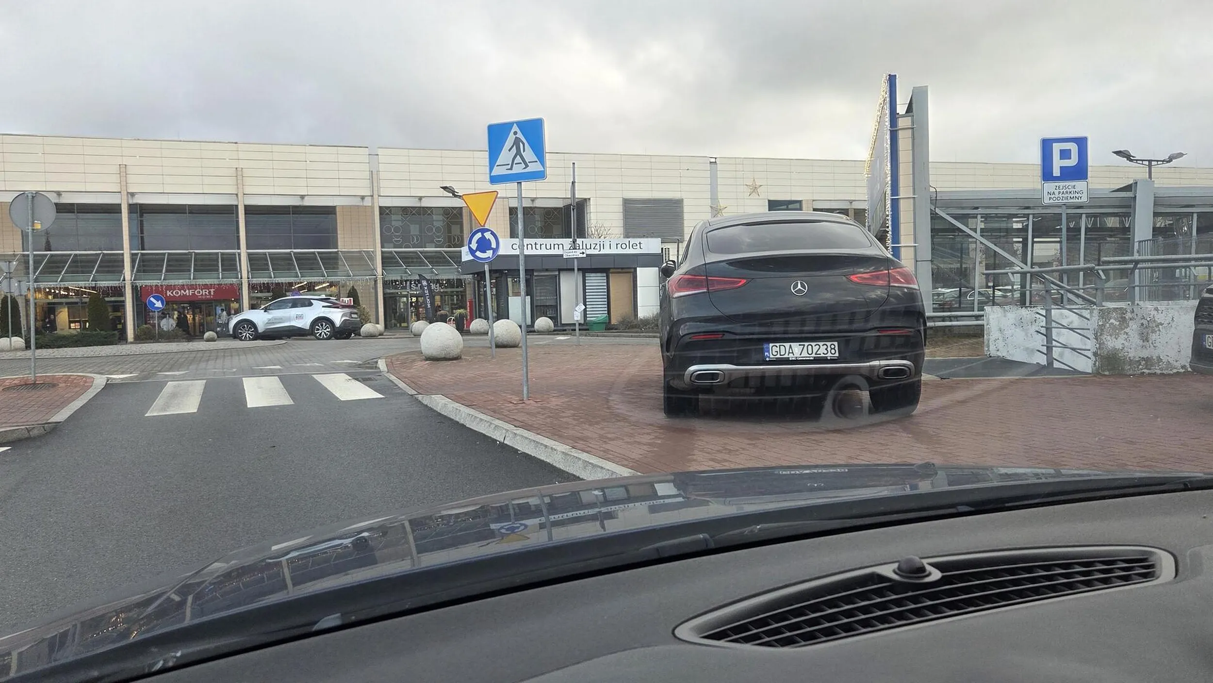 Parkowanie na chodniku przy Ikei w Gdańsku w dniu 23 grudnia 2025 r.