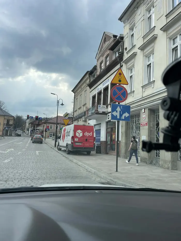 Kierujący pojazdem dostawczym powinen natychmiast miec zatrzymane prawo jazdy. Zablokowal caly chodnik dla pieszych tuz za zakazem zatrzymywania sie.