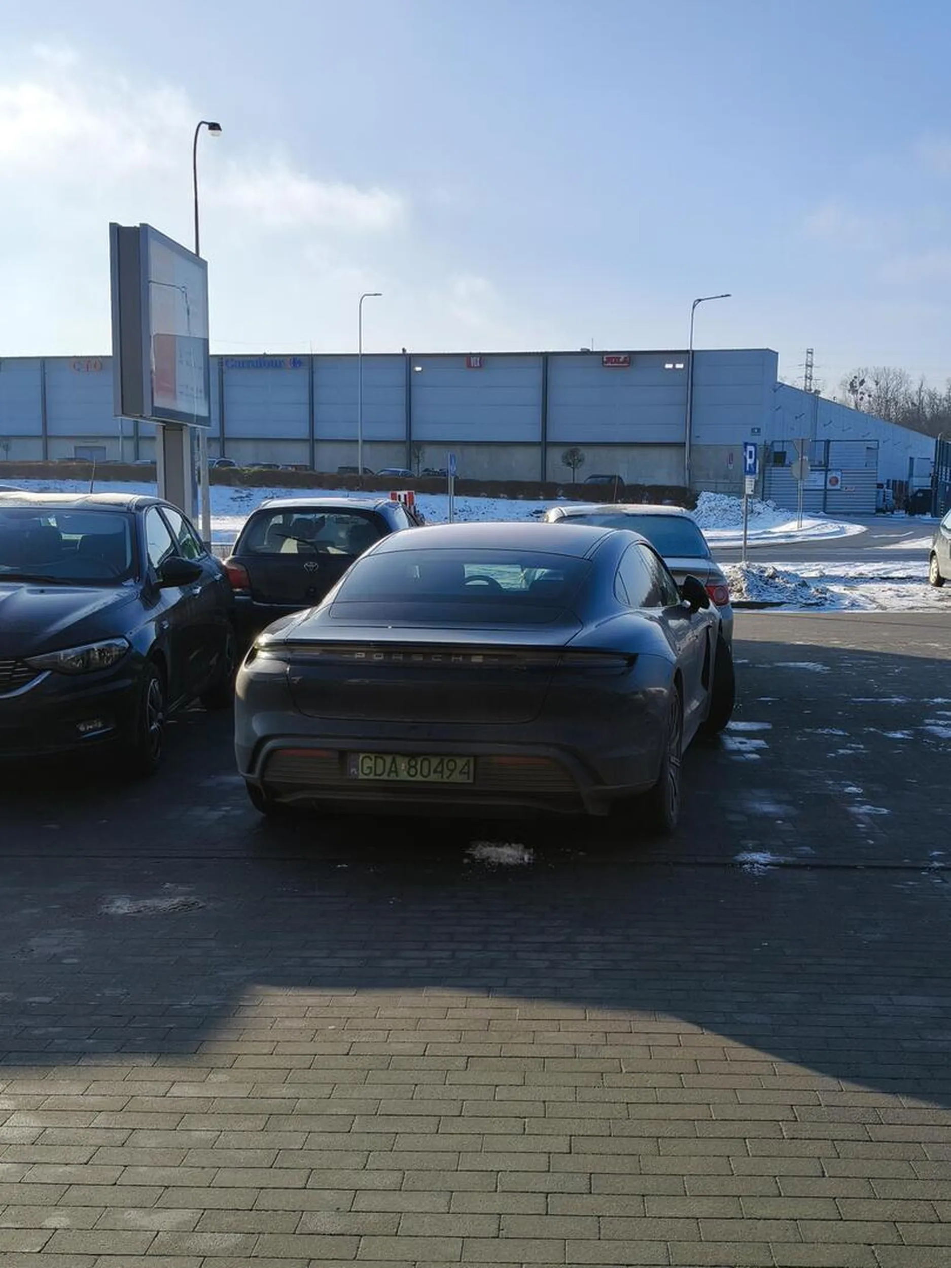 Na drogi samochód kasy było, ale na dobry mózg już nie starczyło? Nie potrafisz parkować przodem to może czas na powtórkę egzaminu na prawo jazdy?