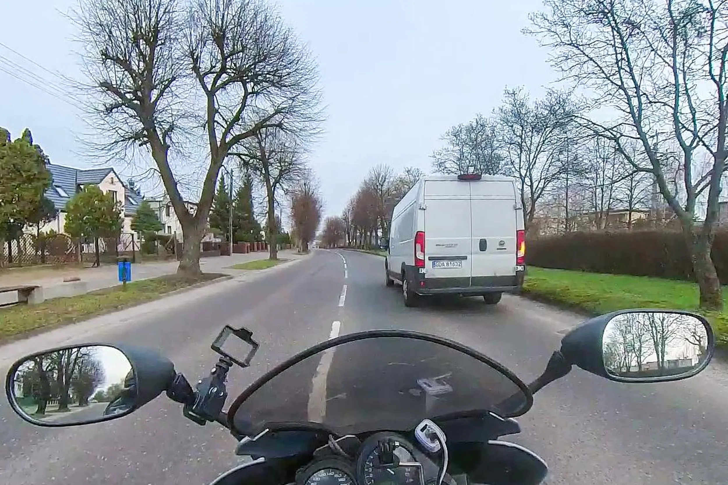 Uprzejmy kierowca względem motocyklistów - patrzy w lusterka, obserwuje drogę i robi miejsce, żeby się nam jechało sprawnie i bezpiecznie. Dodatkowo dał sygnał prawym kierunkowskazem, że mogę wyprzedzać. Brawo! Dziękuję i LwG!