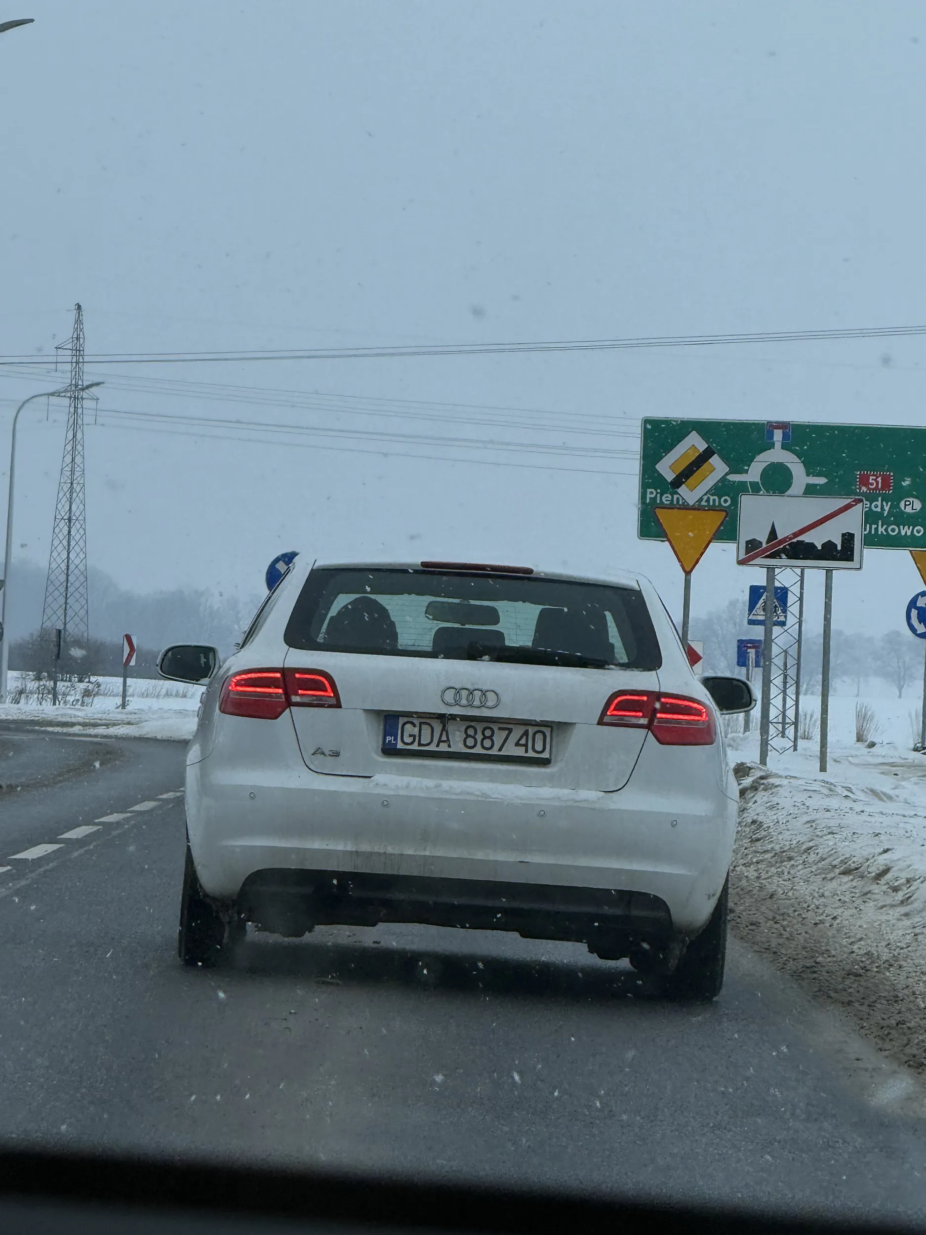 Ktoś jest ślepy że nie wie jaka jest zasada na rondzie i wjeżdża przed samą maskę. Nie polecam kierowcy
