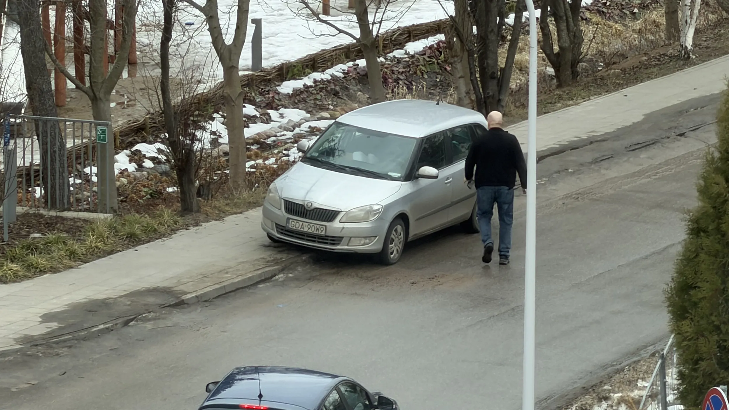 Parkowanie bez zachowania miejsca dla pieszych a przede wszystkim na zakazie zatrzymywania się !