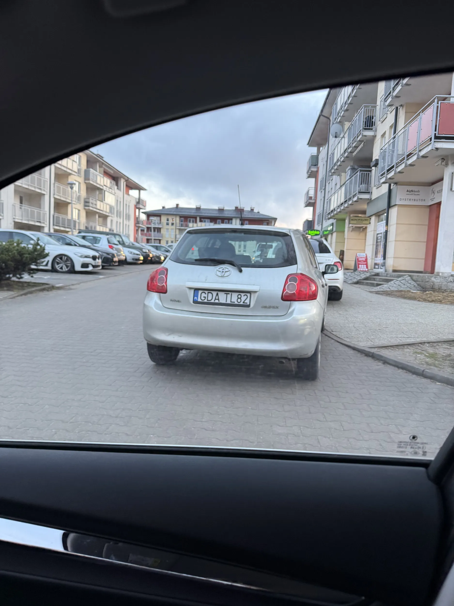 Samolubny czlowiek staje na przejsciu dla pieszych oraz na srodku skrzyżowania. Bo tak mu bliżej do żabki