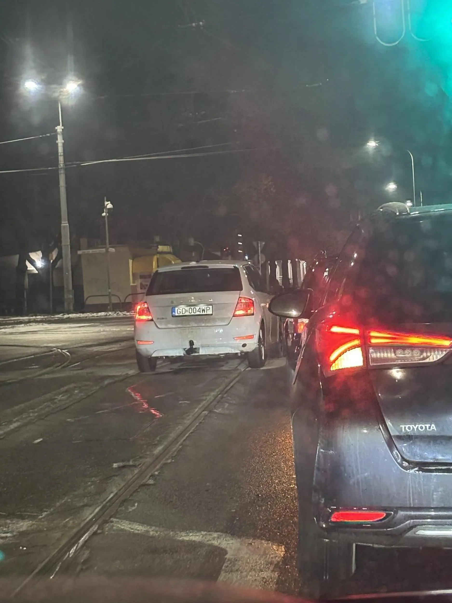 Niech nafurany kolega odłoży telefon i skupi się na jeździe. Stanie po 10 sekund dłużej na światłach, bo gapi się w telefon. Jazda przez dwa pasy i podjeżdżanie na centymetry do auta poprzedzającego. Od buta powinno być zabrane prawko takiemu jegomościowi. Nie pozdrawiam i uważajcie na tego gościa.