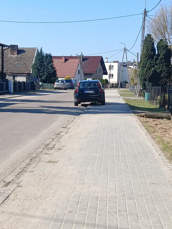 Parkuje na chodniku , a psy przy płocie -dzieci nie mogą przejść