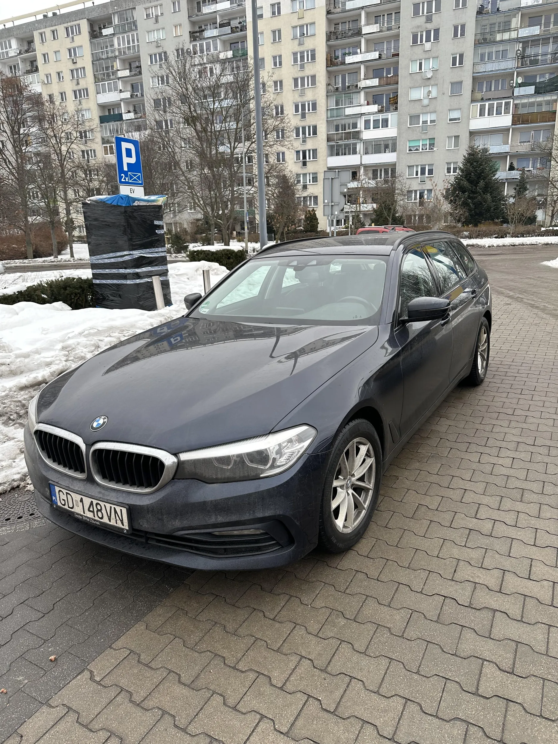 Wspaniały kierowca marki BMW mając połowe pustego parkingu pod lidlem parkuje centralnie na jego wjeździe utrudniając ruch ;). Marka jak zawsze oczywiście przypadkowa.