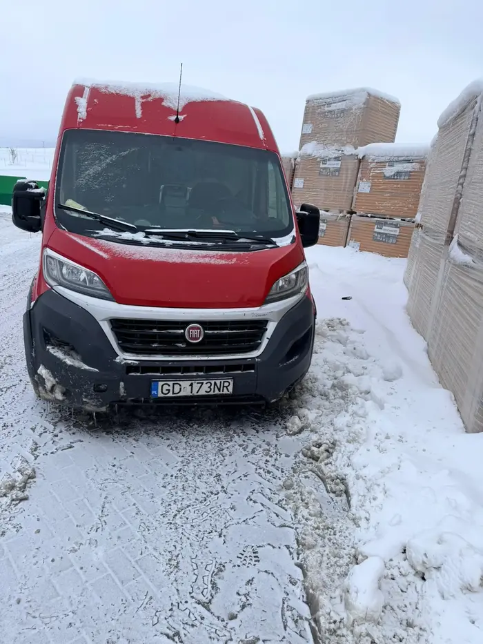 Samochód od 13.02.2026 pozostawiony na drodze prywatnej blokuje przejazd - brak kontaktu z właścicielem