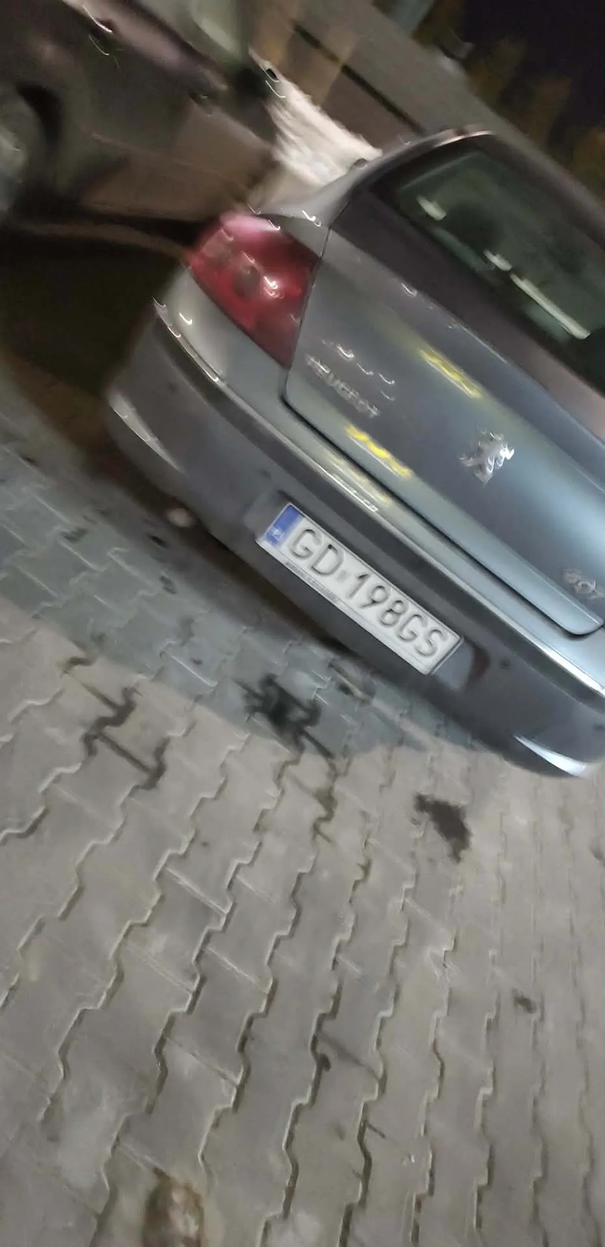 Nie potrafi parkować w swoich liniach. Prawo zapewne wygrane w chipsach