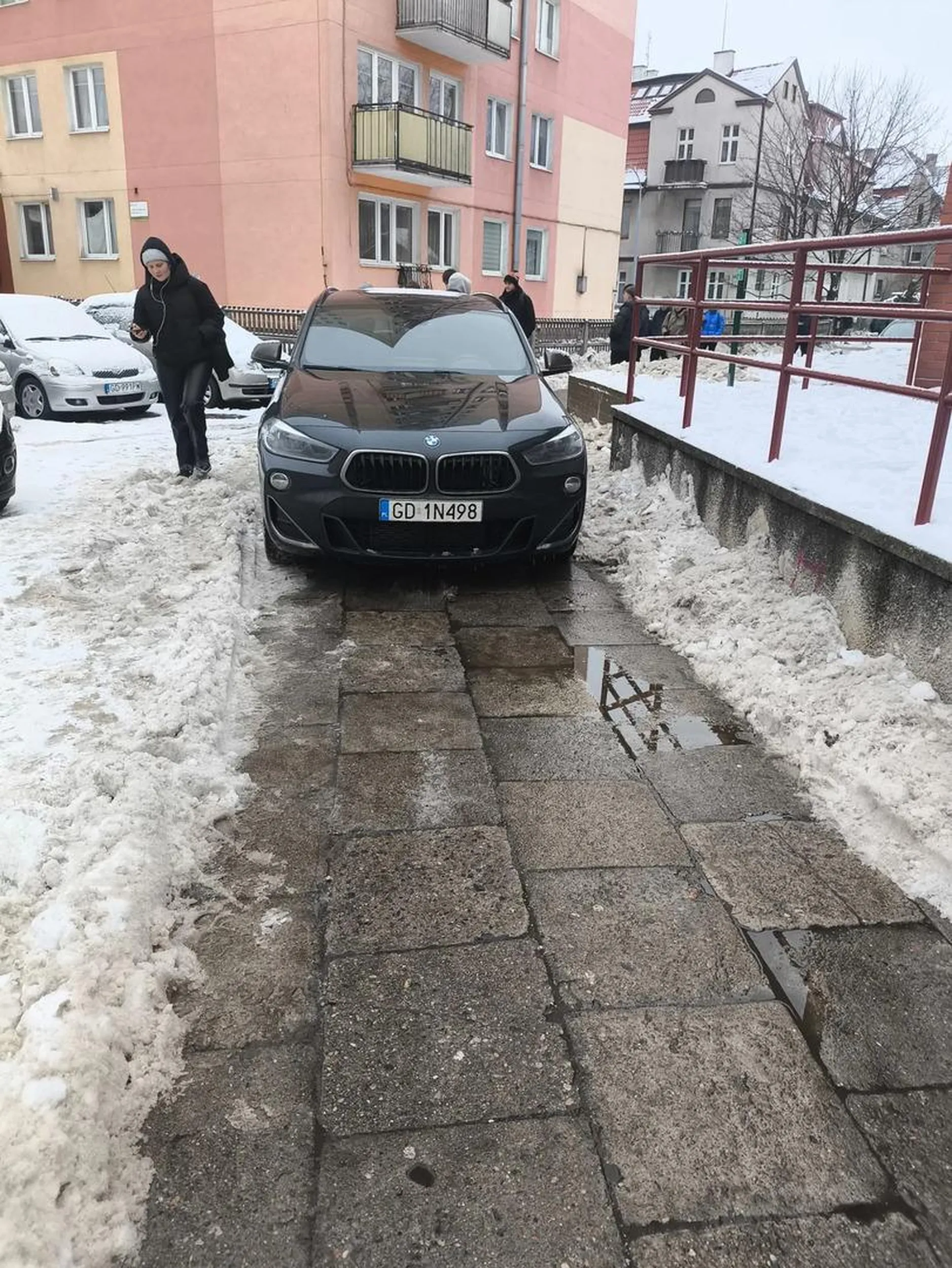 Ten to ma szczęście. Nawet miejsce do parkowania mu odśnieżyli.