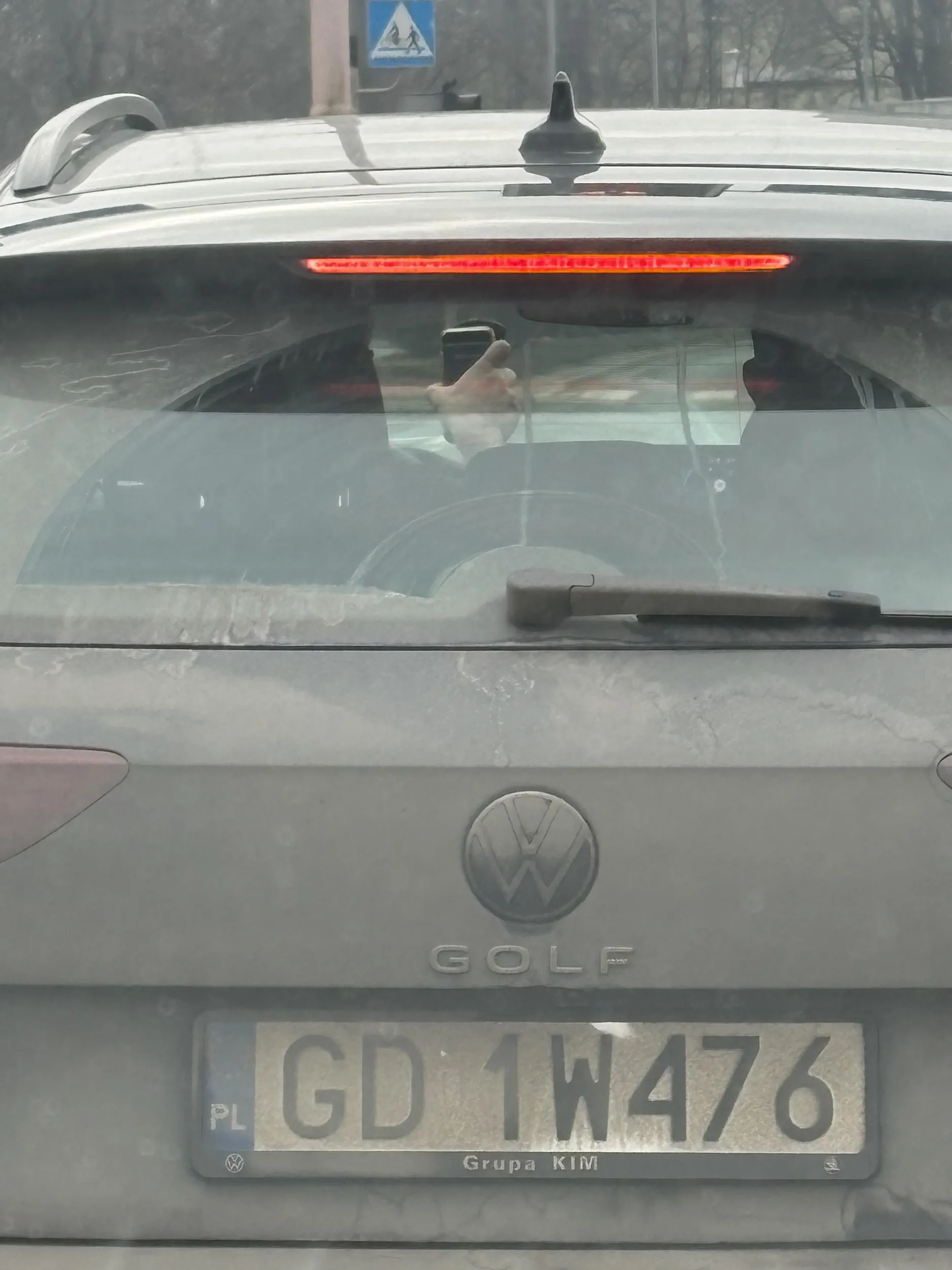 Obczajcie jak ku*as ma przyczepiony smartfon centralnie nad kierownicą. Zapewne zawodowy kierowca uzależniony od oglądania filmów? Jedzie jak kmiot-bandyta przez Wrocław, ciekawe kiedy kogoś zabije.