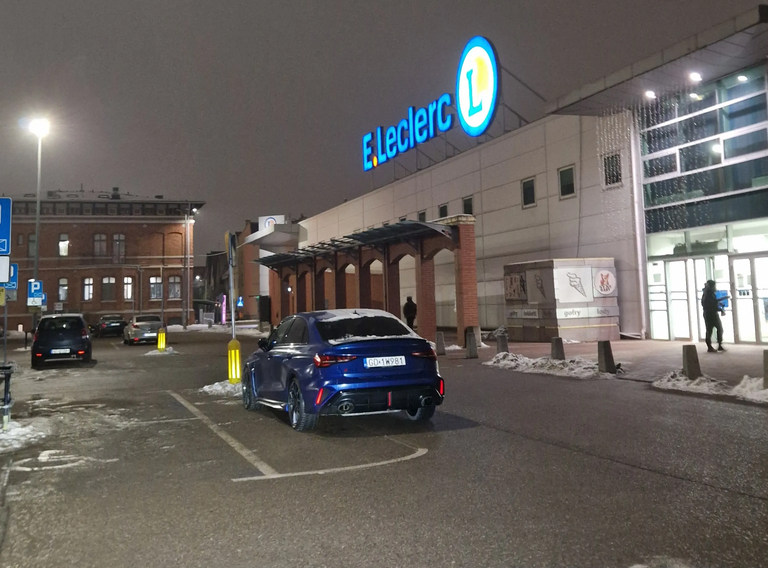 Parking prawie pusty, szkoda ze nie wjechales pod kase sklepową.