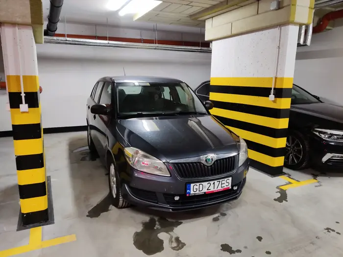 Cham parkuje na cudzych miejscach parkingowych w hali garażowej