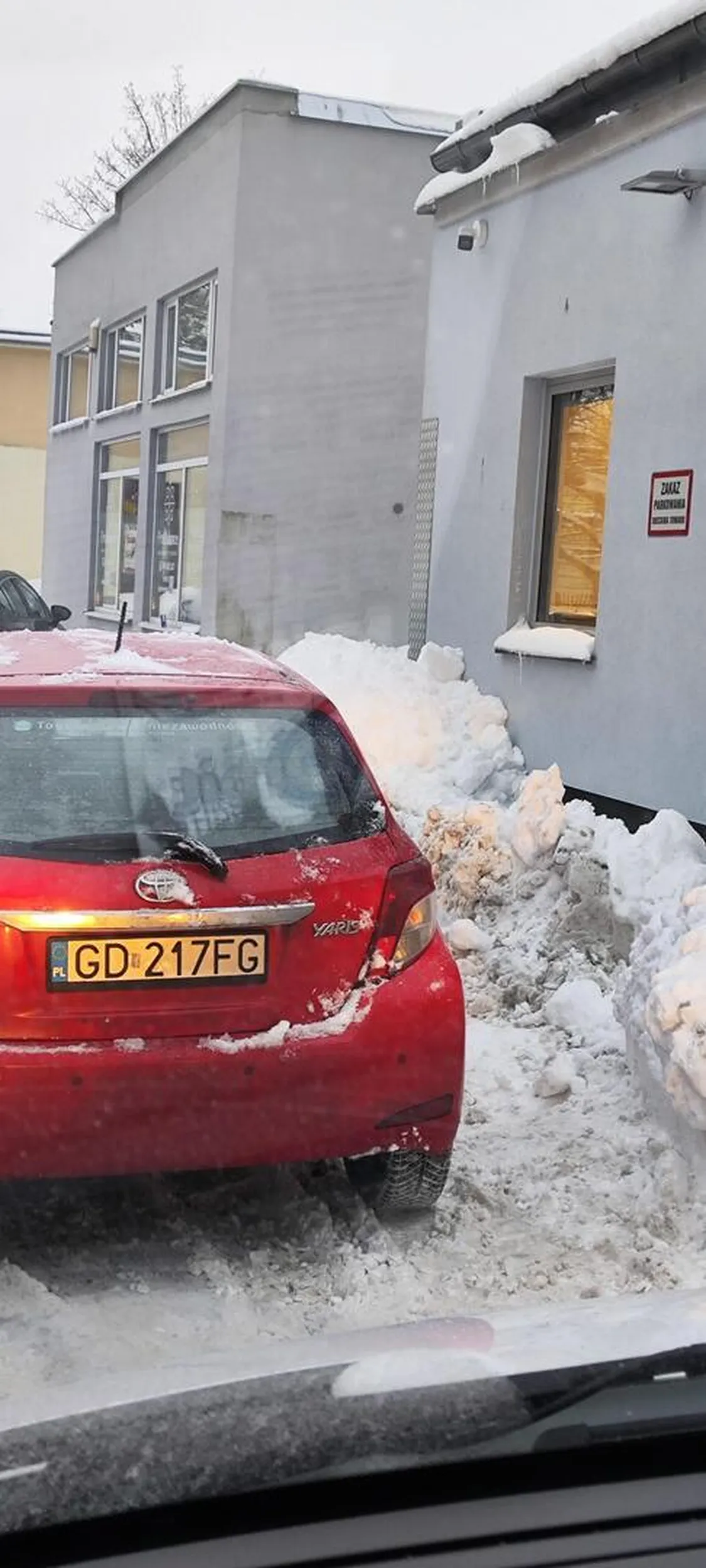 Pan parkuje na miejscu dla dostawców tłumacząc się że tylko na chwilkę mimo tego że 15 m dalej było puste miejsce parkingowe