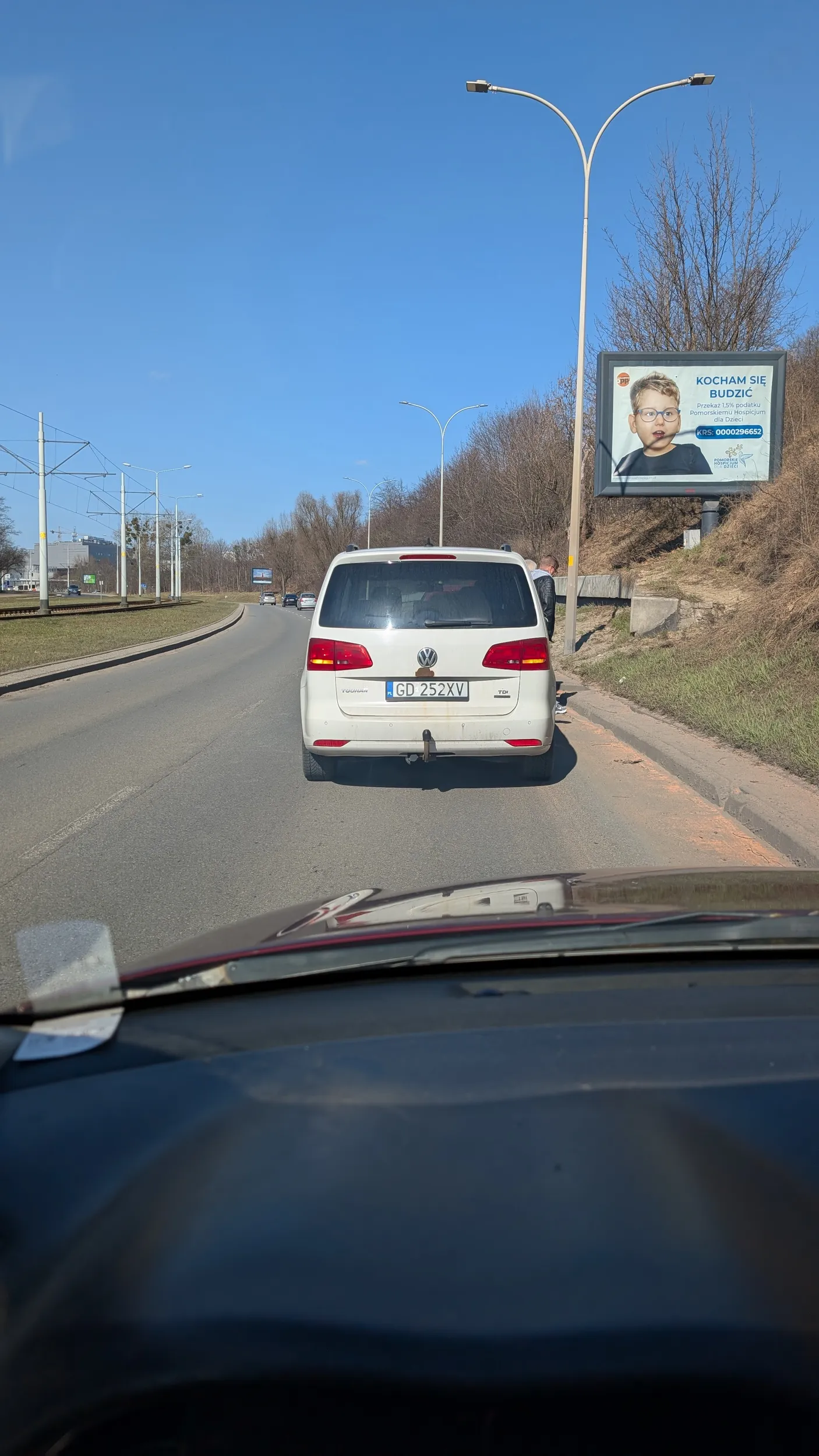Sprawca wypadku na skrzyżowaniu Kartuskiej z Nowolipie w Gdańsku. Uciekł z miejsca zdarzenia pod pretekstem przepakowania, aby nie tamować ruchu. Nagranie przekazane policji przy zgłoszeniu.