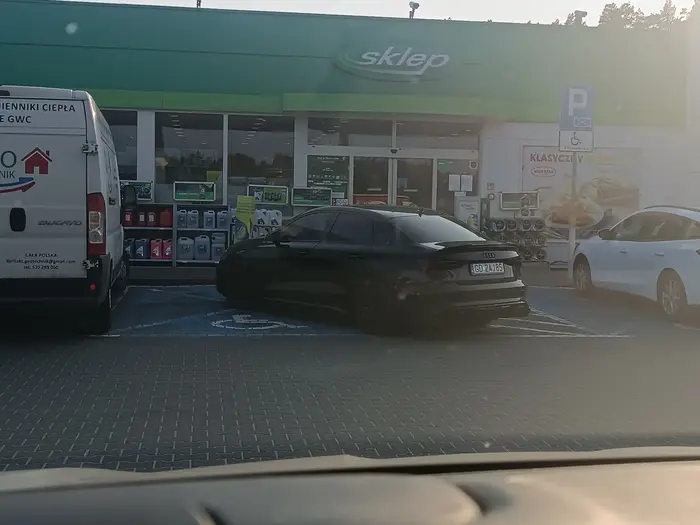 Widać, że kierowca upośledzony umysłowo ♿